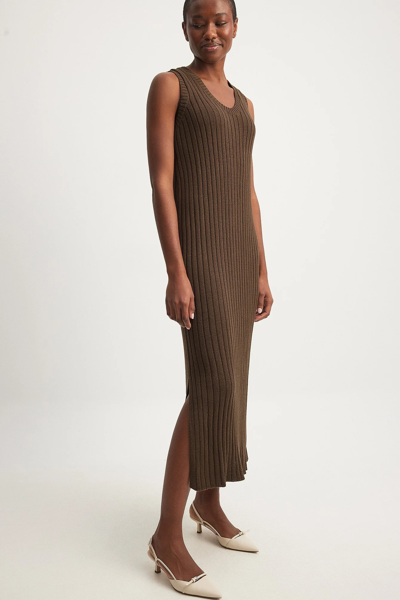 Geripptes Midikleid aus Strickstoff mit V-Ausschnitt