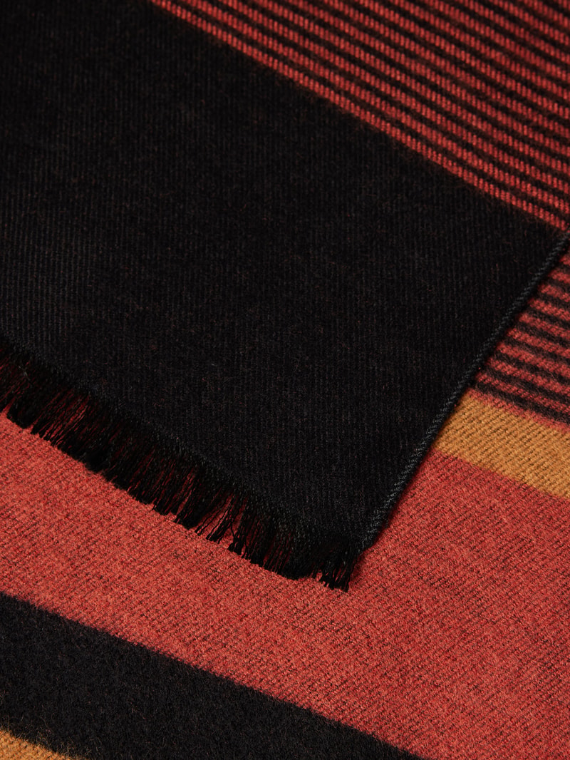 Schal mit Streifenmuster in schwarz