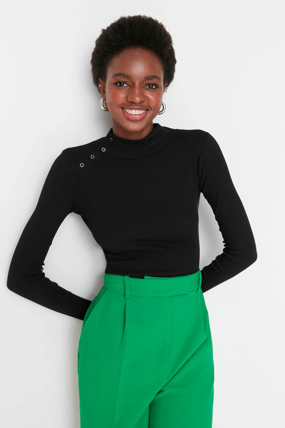 Trendyol Collection  Schwarze Crop-Strickbluse mit Druckknopfdetail am Kragen TWOAW23BZ00258