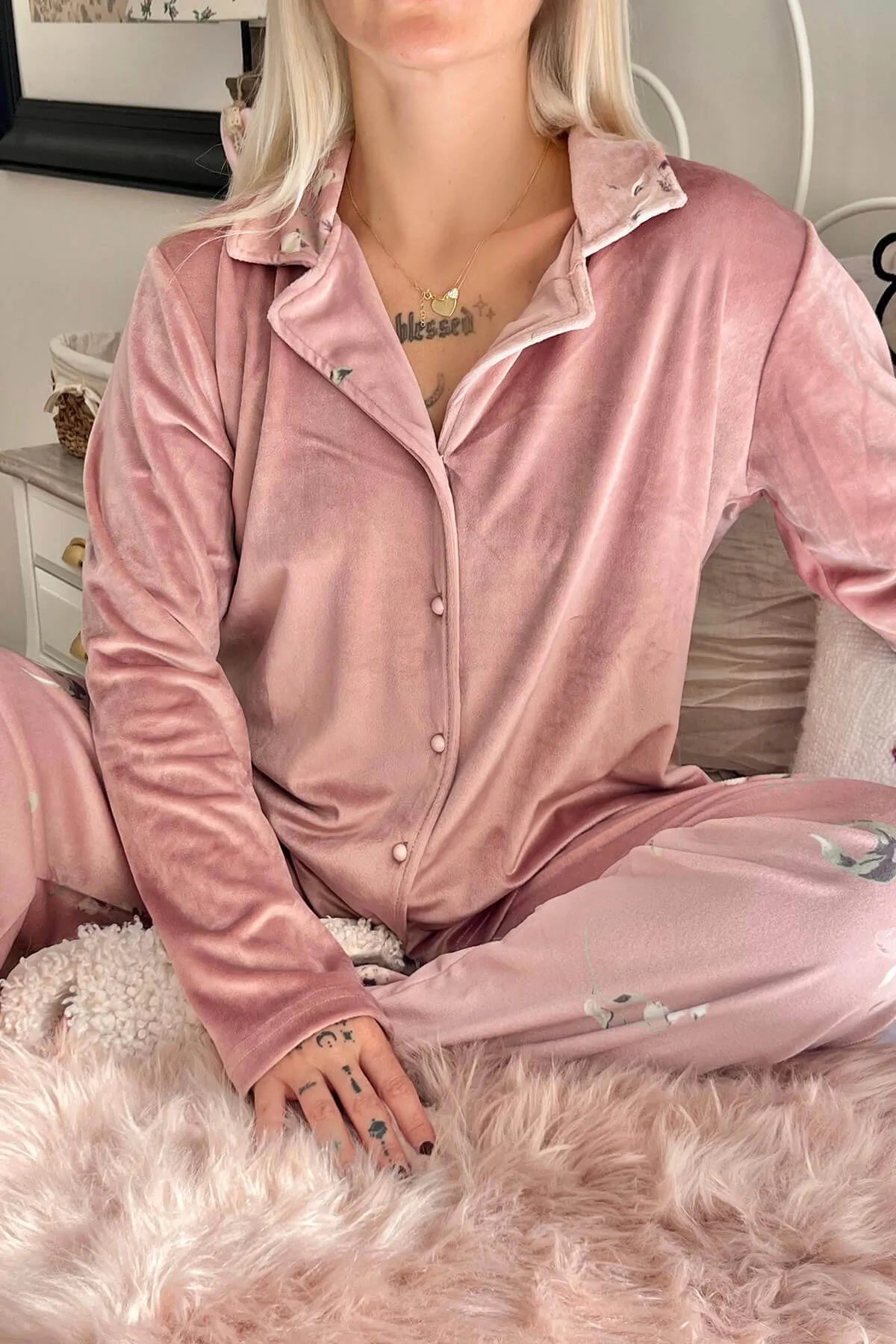 Pijamaevi  Exklusives Damen-Pyjama-Set aus Samt mit puderfarbenem Blumenmuster