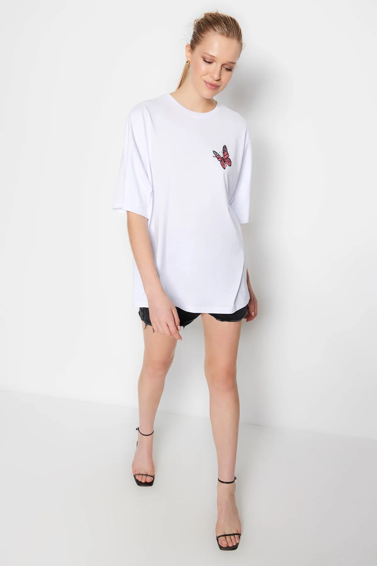 Trendyol Collection  Weißes Oversize-Strick-T-Shirt aus 100 % Baumwolle mit Aufdruck auf Brust und Rücken TWOSS23TS00188