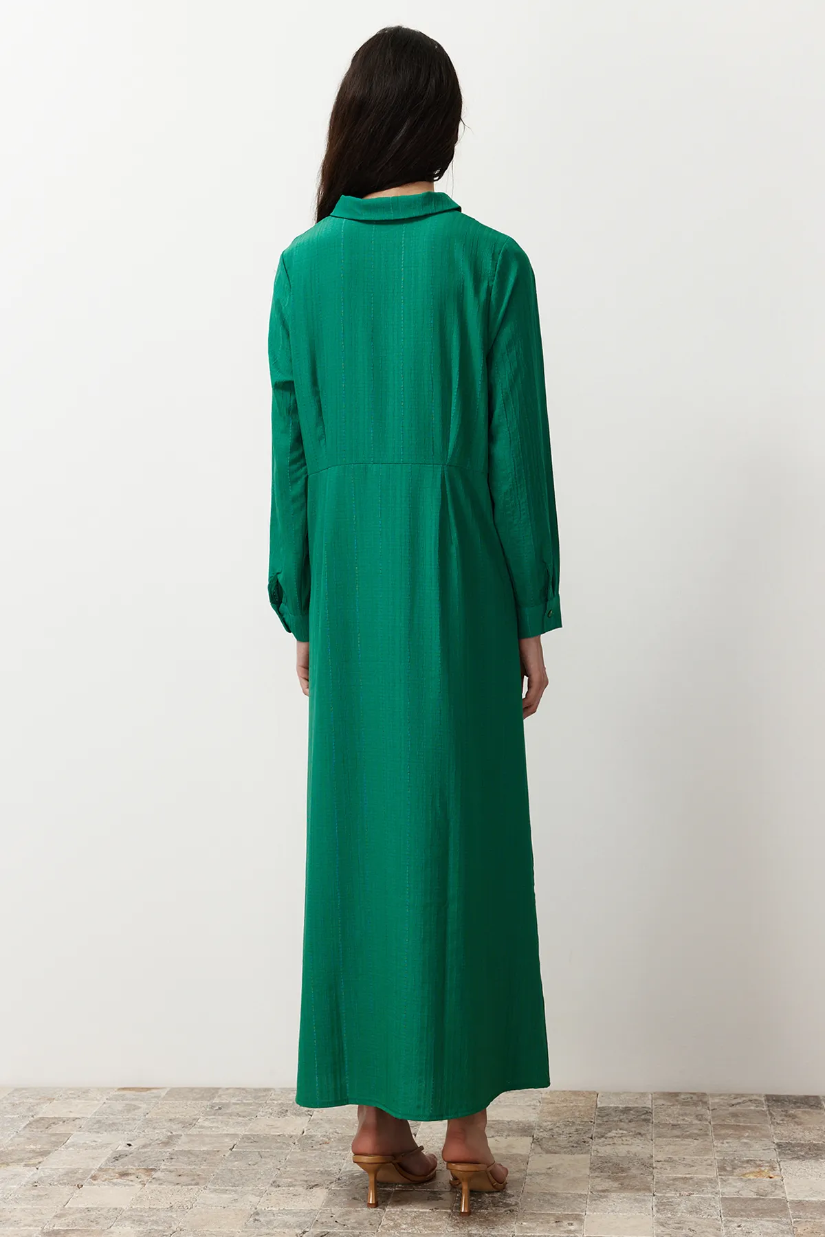 Trendyol Modest  Smaragdgrünes, detailliertes Webkleid mit Knoten vorne und Reißverschluss TCTSS23EB00137