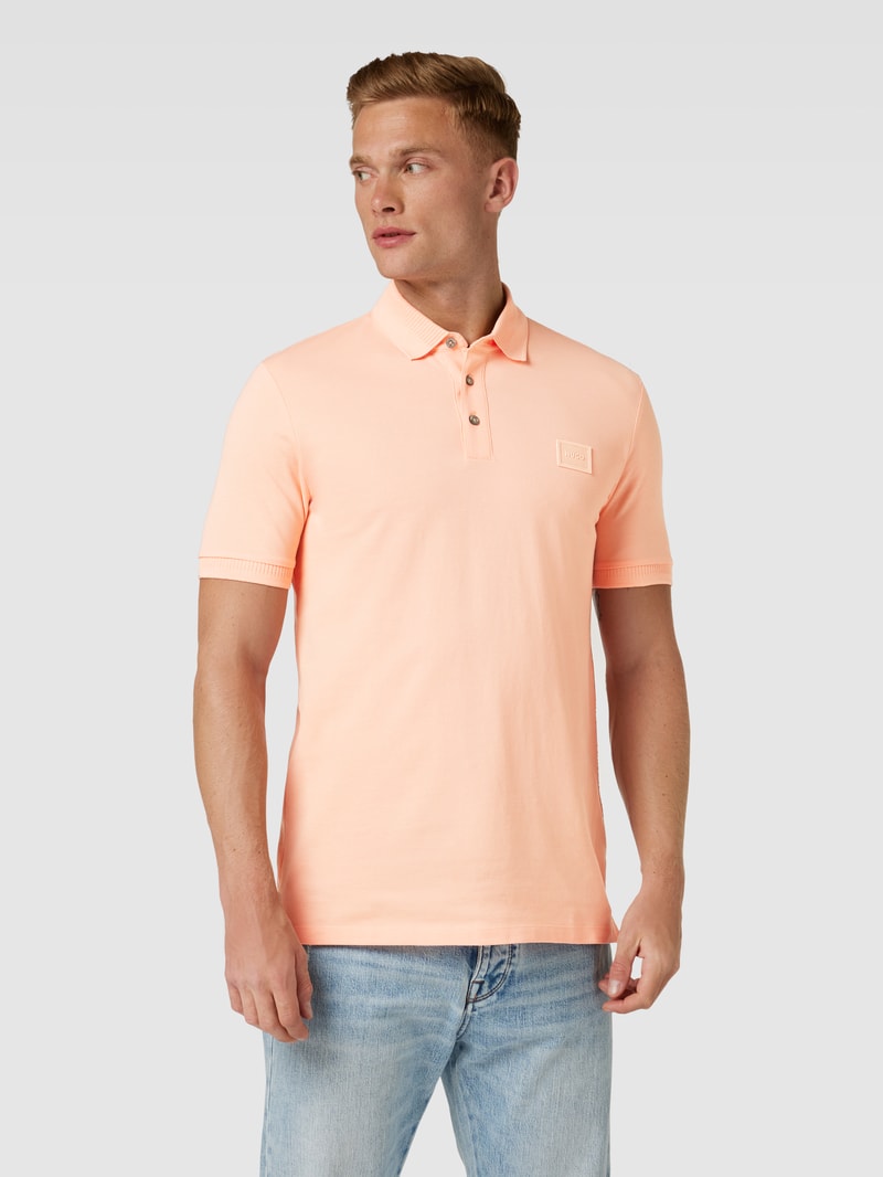Poloshirt mit Label-Patch Modell 'Dereso' in apricot