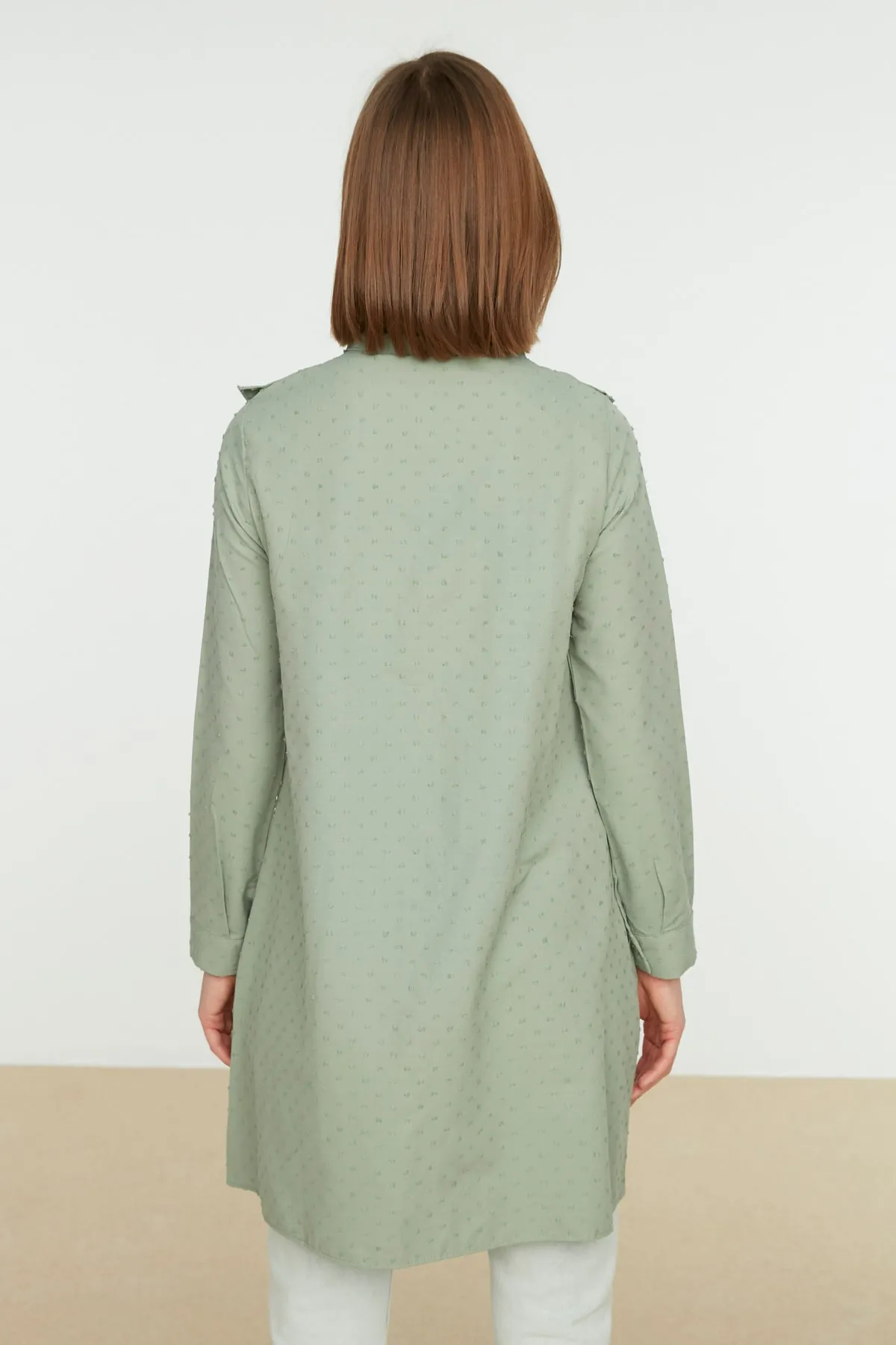 Trendyol Modest  Grünes, gewebtes Baumwollhemd mit Rüschenkragen, Pompon-Details und TCTSS21TN0133