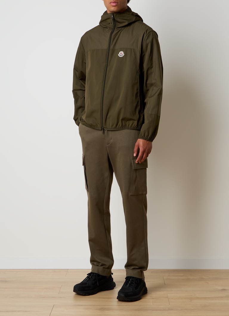 Giacca a vento Moncler Kona con logo e cappuccio.