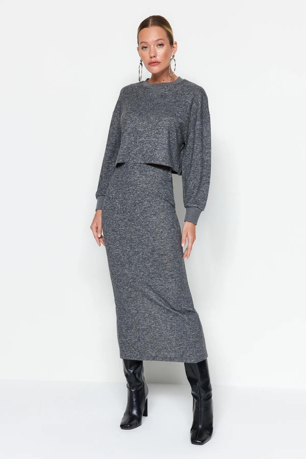 Trendyol Collection  Anthrazitfarbenes Set aus Oberteil und Unterteil aus weichem Strickstoff TWOAW24AU00071