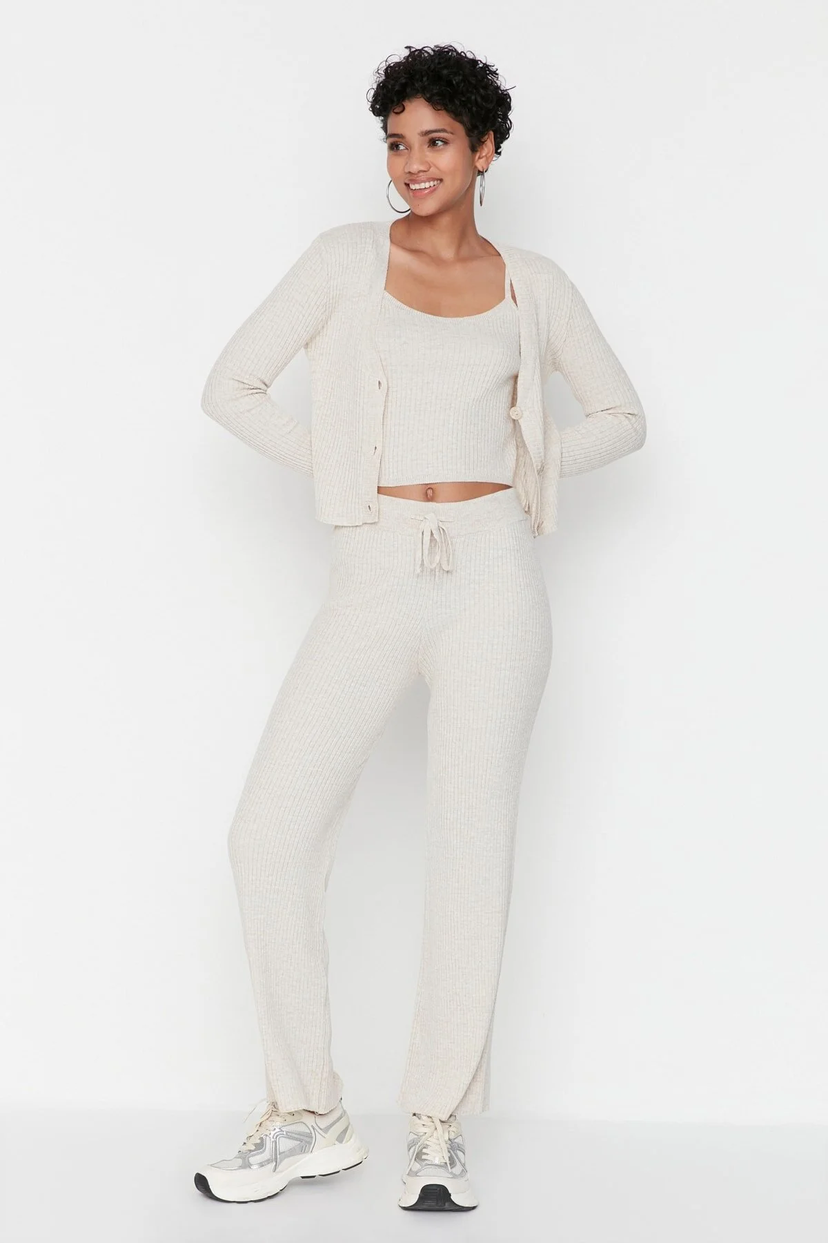 Trendyol Collection  Beige, taillierte Bluse, Strickjacke, Hose, Strickoberteil und -unterteil, Set TWOAW22AU0006