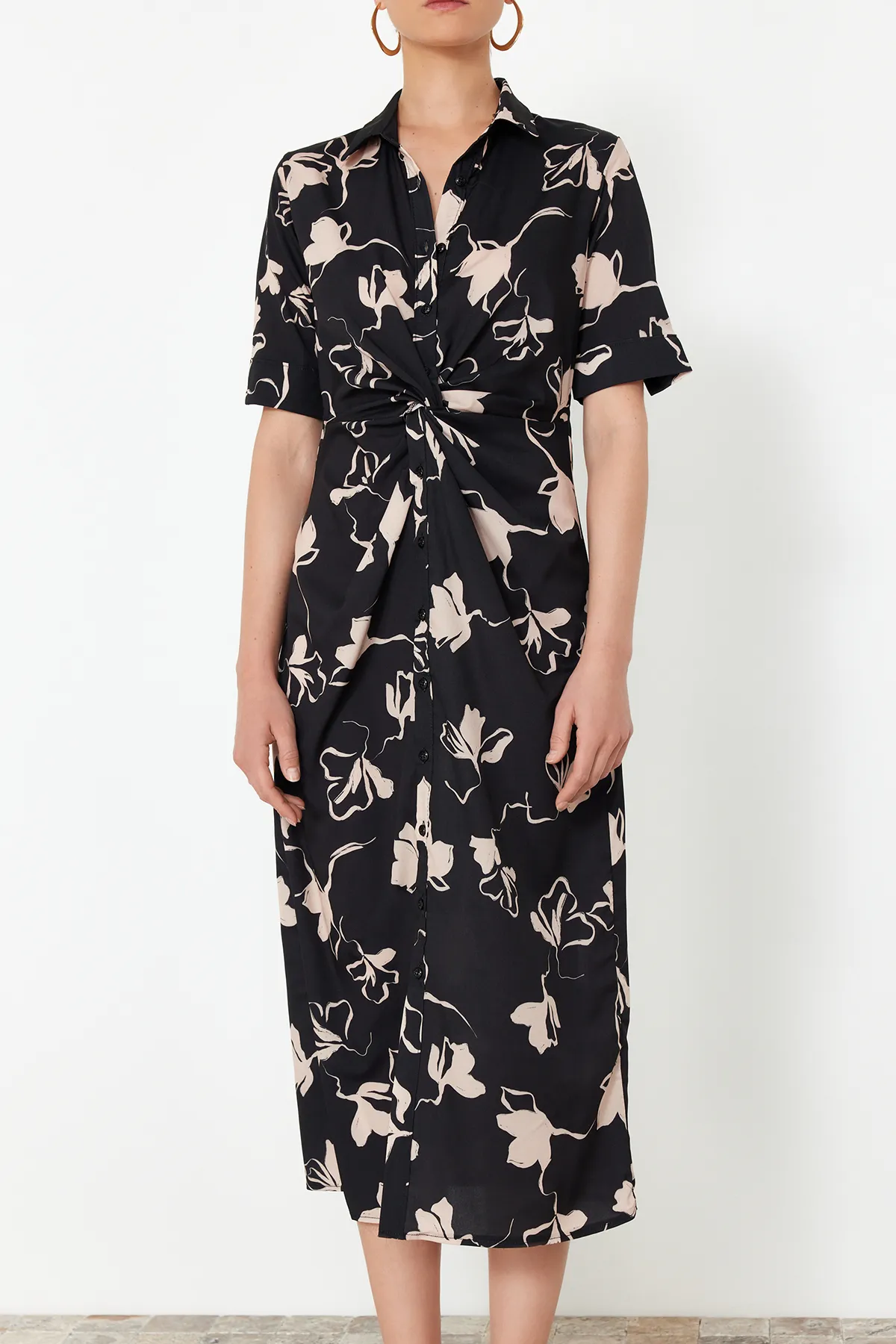 Trendyol Collection  Schwarzes, gewebtes Hemdkleid mit Raffung und Detail TWOSS21EL1018