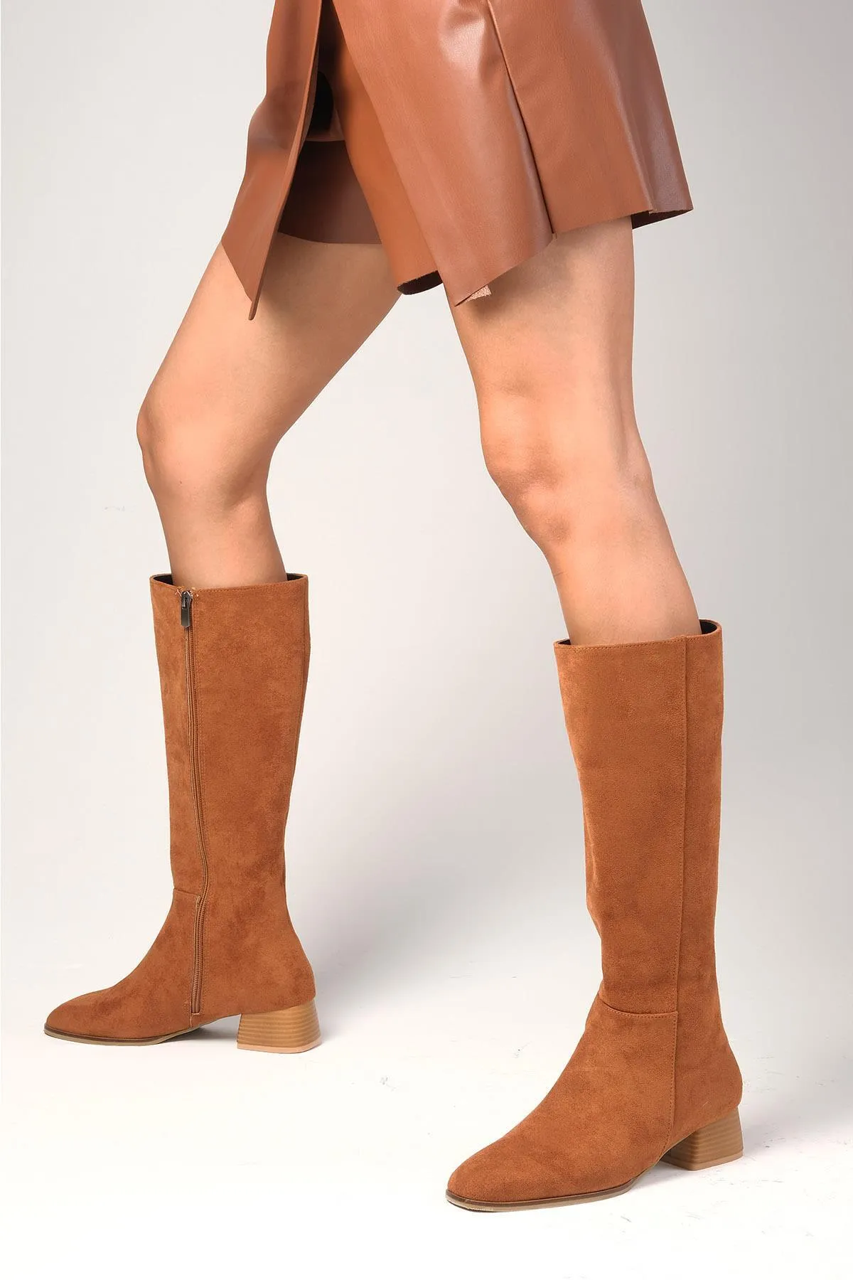 Mio Gusto  Hellbraune Wildlederstiefel mit seitlichem Reißverschluss und dünnem Kunstfellfutter sowie stumpfer Zehenpartie und Absatz für Damen