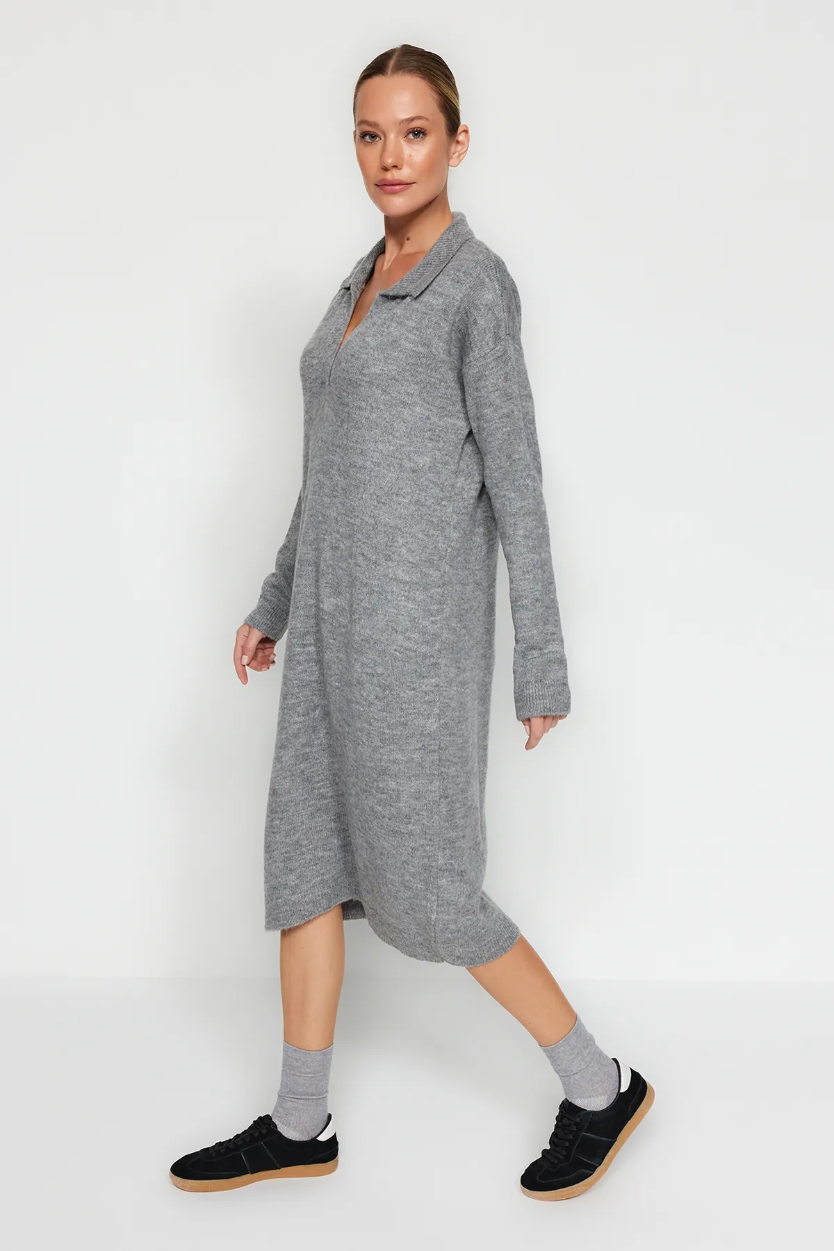 Trendyol Collection  Graues, nachhaltigeres Midi-Strickkleid TWOAW24EL00520