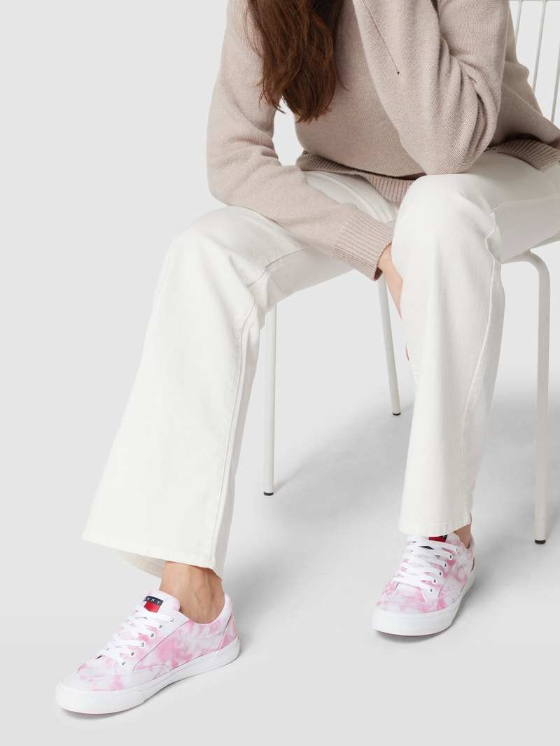 Sneaker im Batik-Look in rosa meliert