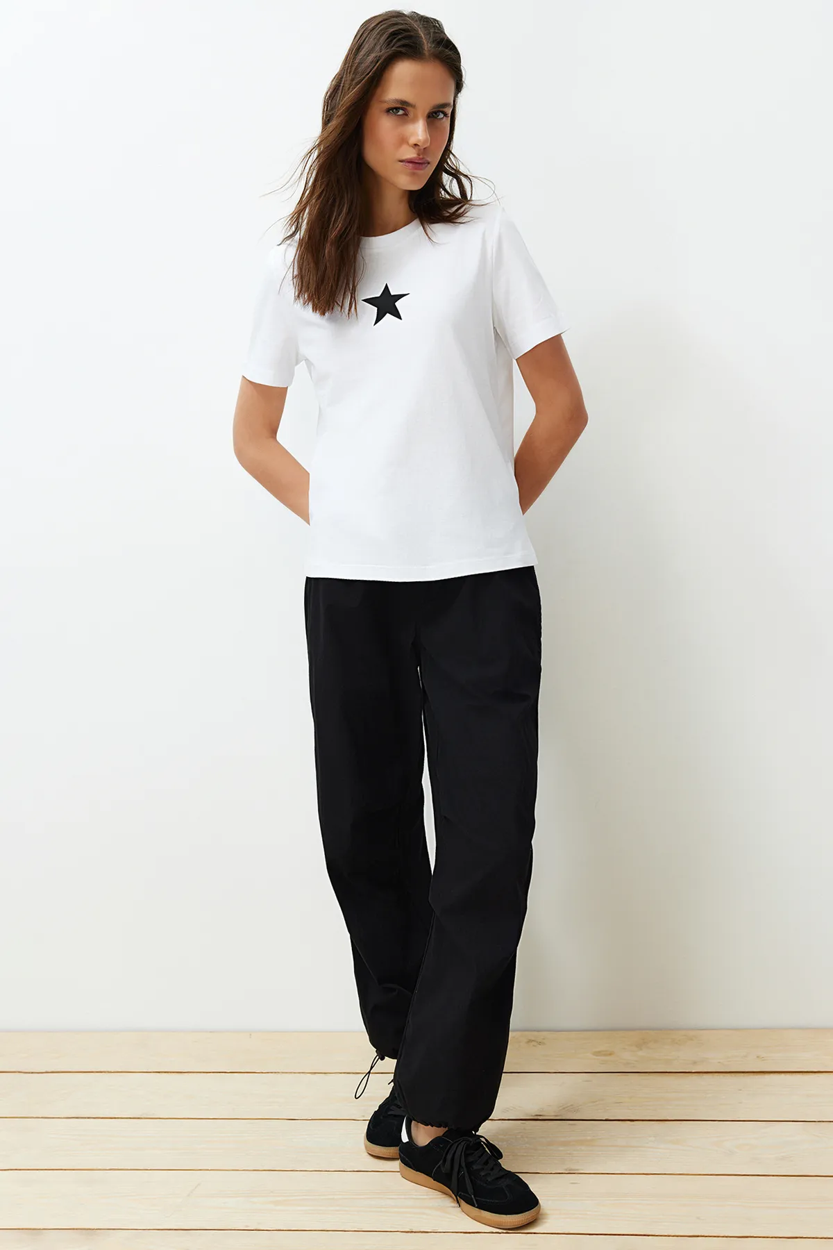 Trendyol Collection  Weißes Strick-T-Shirt mit Rundhalsausschnitt und Stern-Aufdruck, Regular/Regular Fit, 100 % Baumwolle TWOSS24TS00095