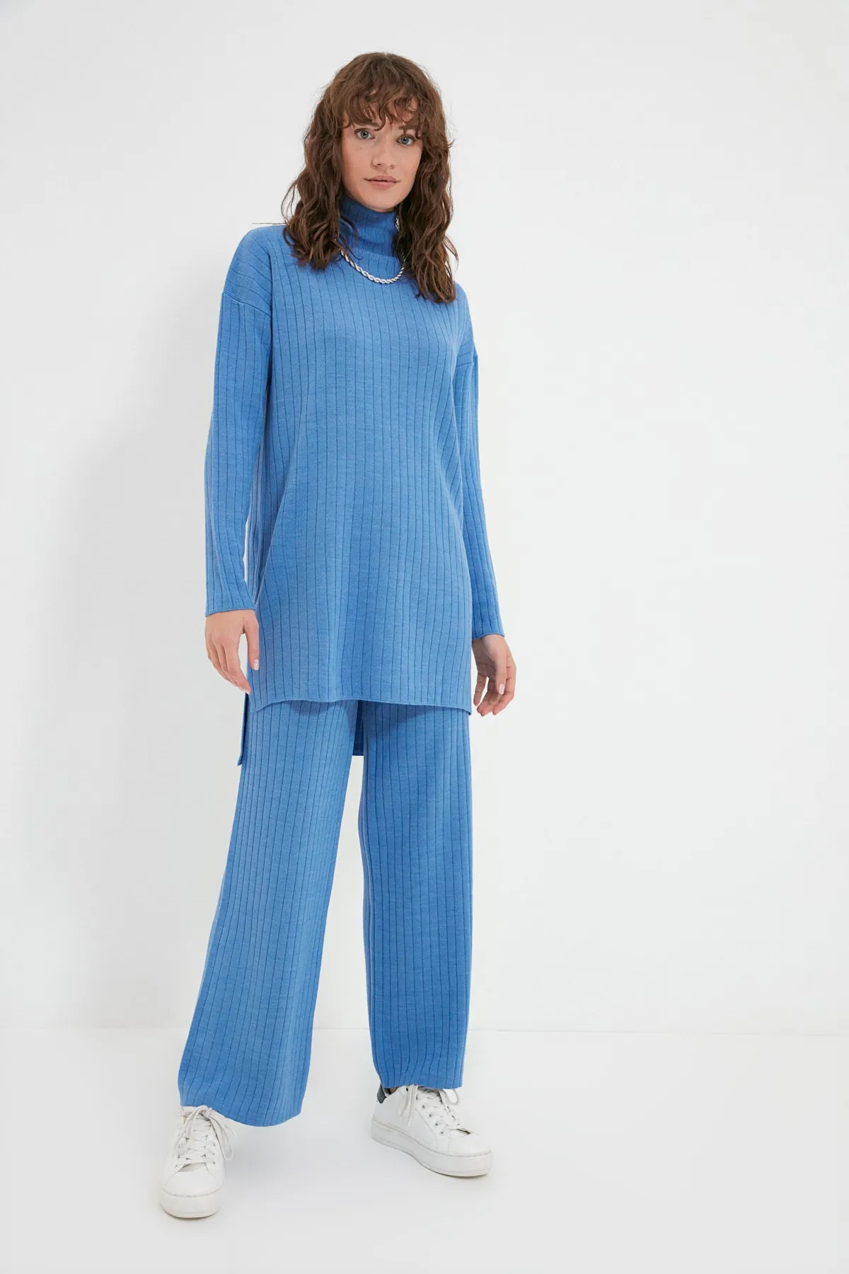 Trendyol Modest  Blaues Strickset mit geripptem Rollkragenpullover und Hose TCTAW22US0101