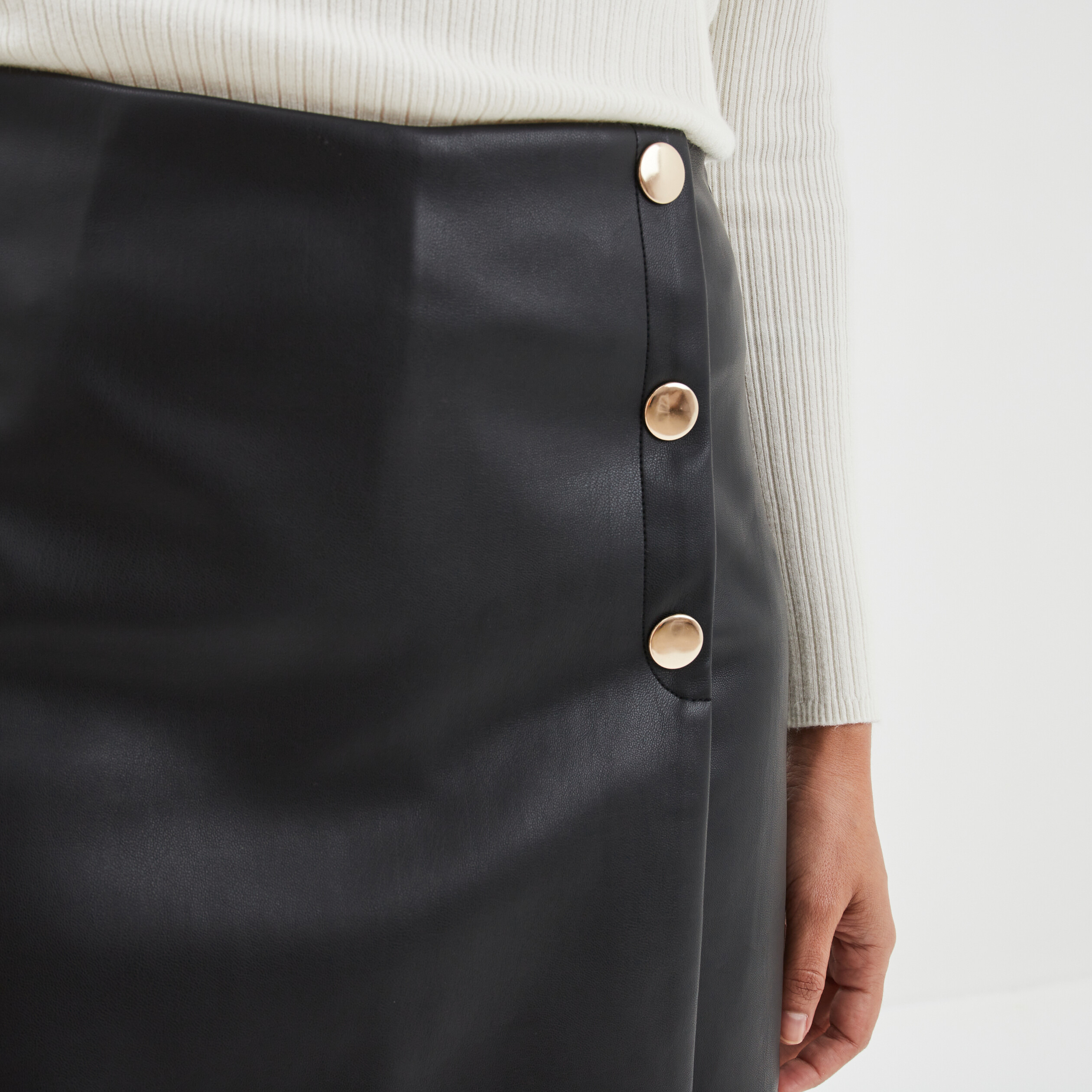 Jupe-short simili cuir droit à boutons noir femme | La Halle