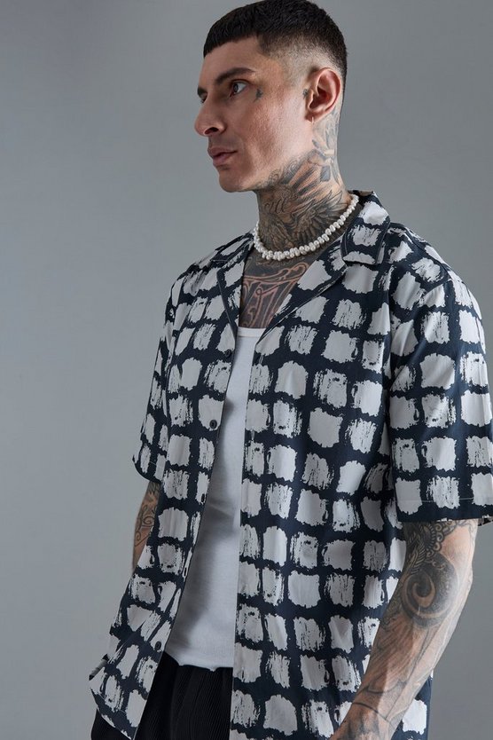 Tall kurzärmliges Hemd mit abstraktem Print