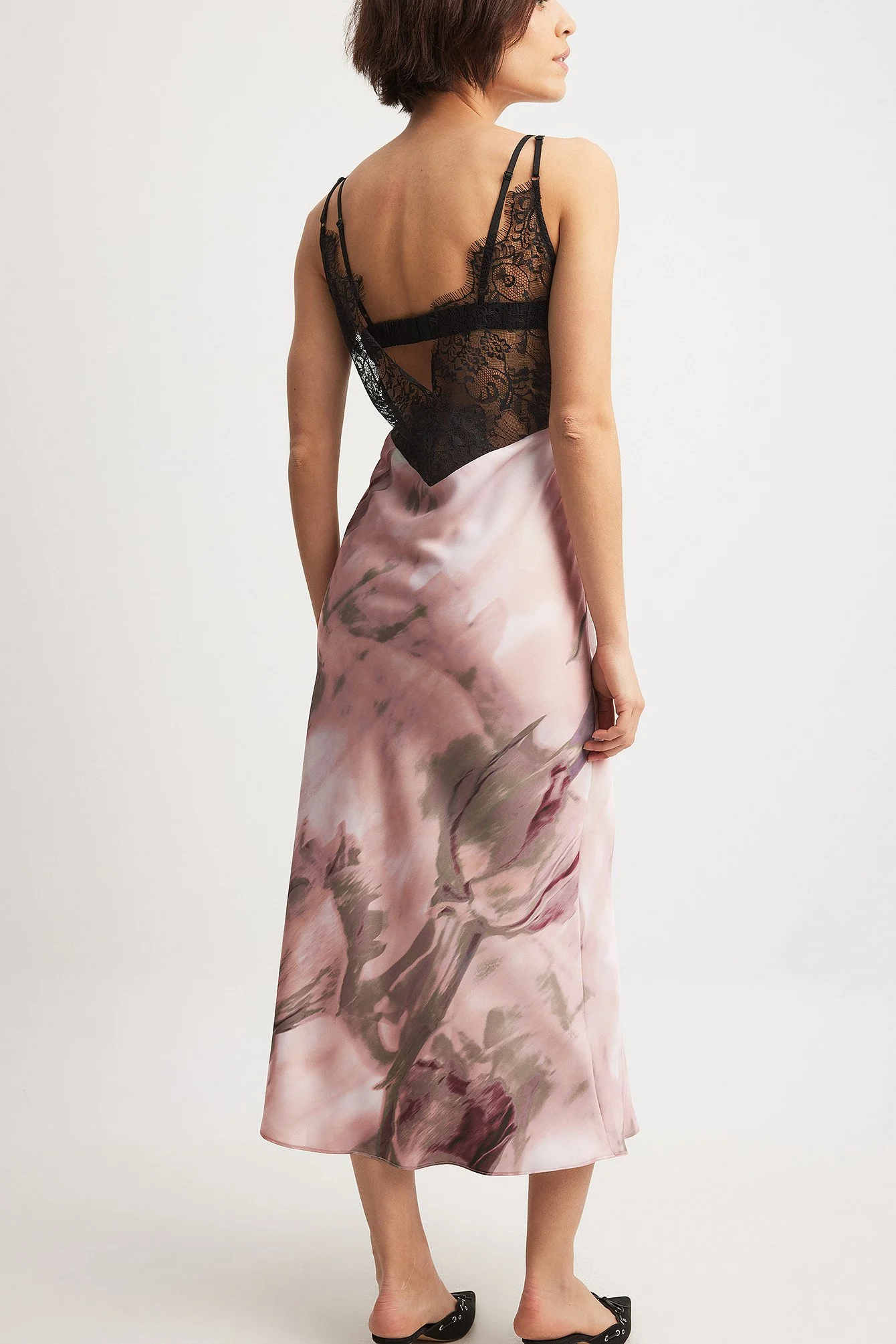Midikleid aus Satin mit Spitzeneinsatz