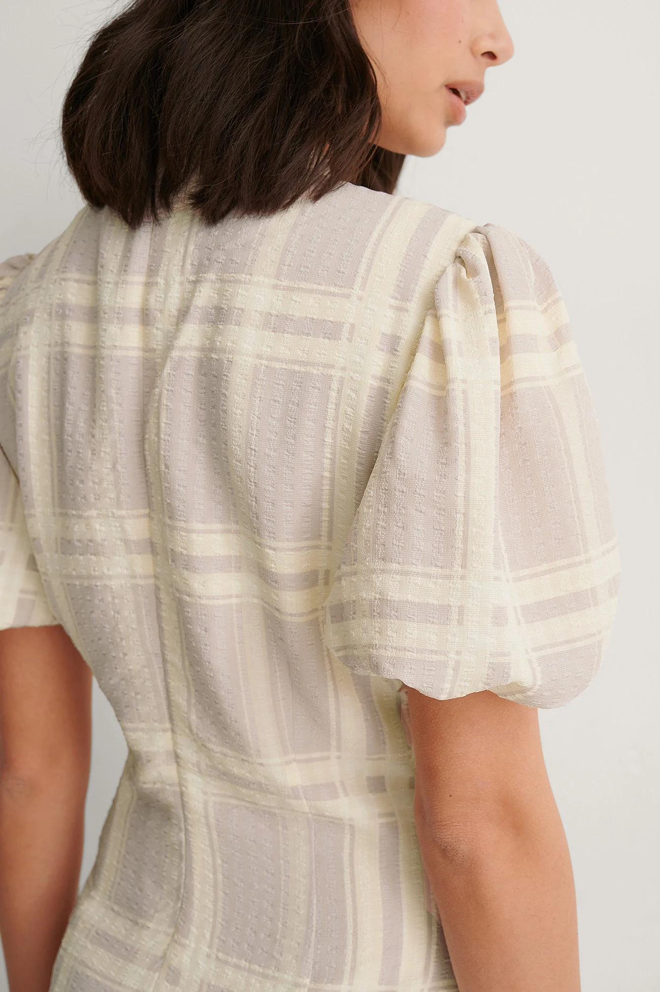Kleid Mit Hohem Ausschnitt