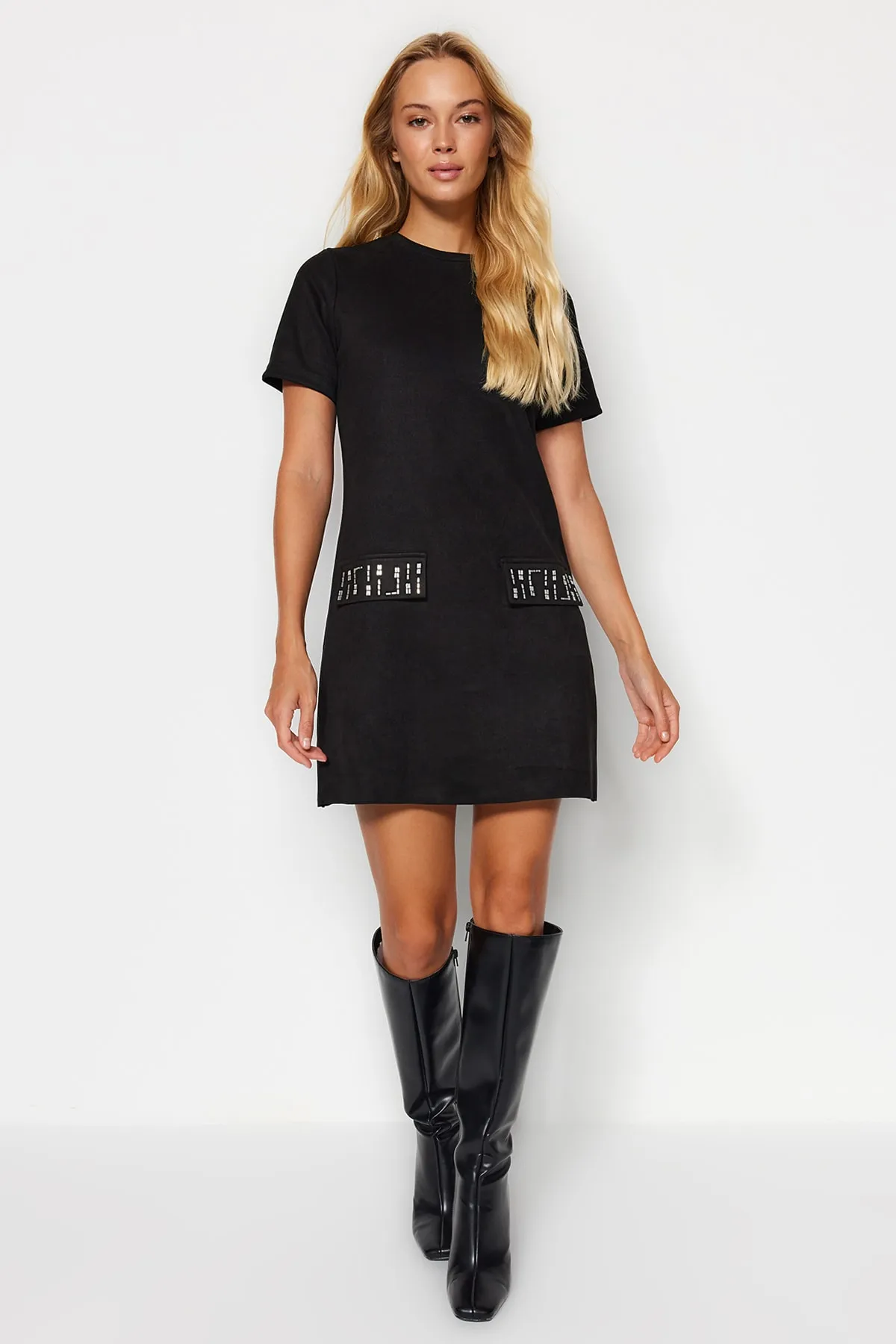 Trendyol Collection  Schwarzes Etuikleid/gerades Mini-Strickkleid aus Wildleder mit Rundhalsausschnitt und Steindetail TWOAW24EL00523