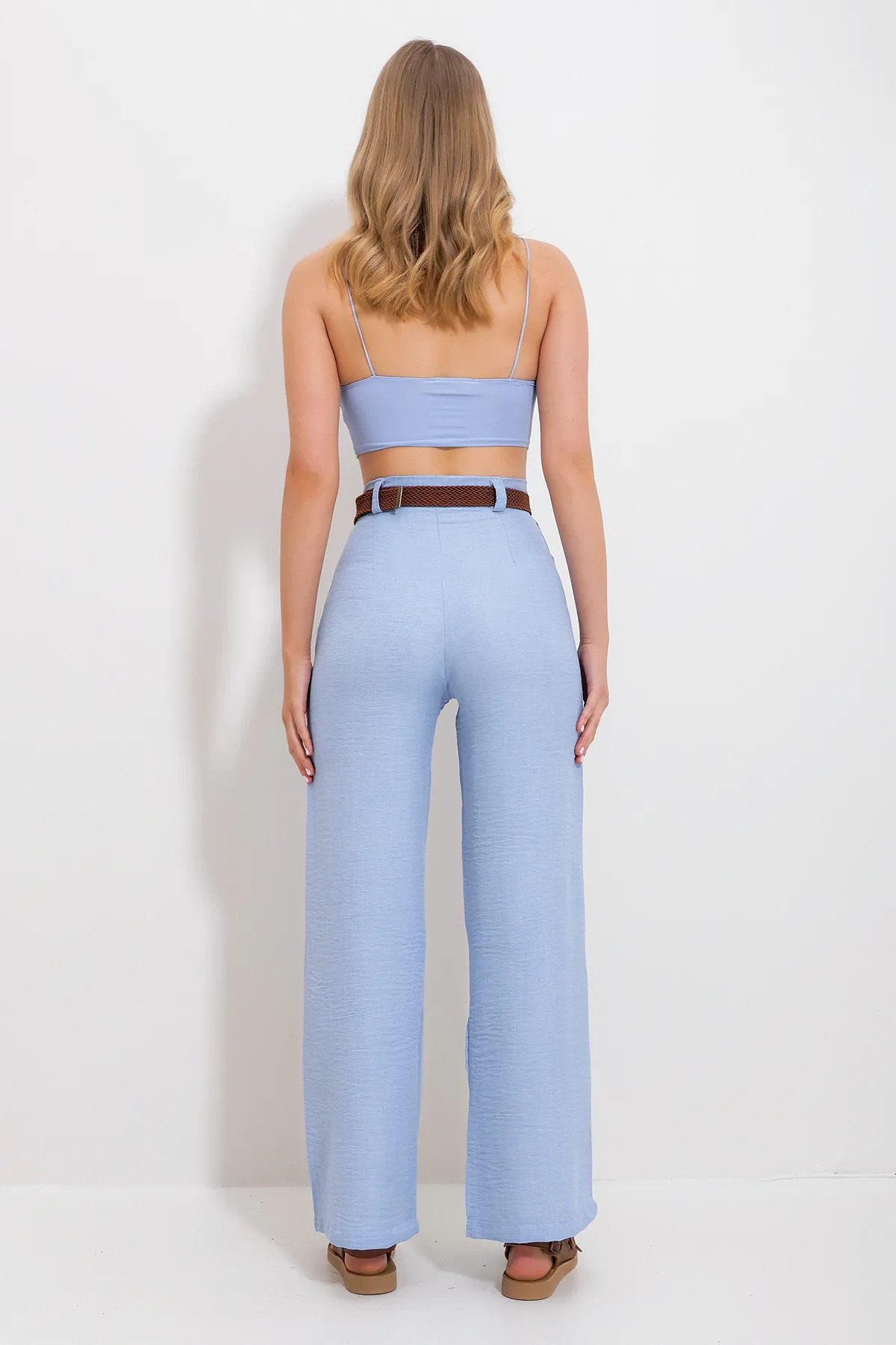 Trend Alaçatı Stili  Hellblaue Webhose mit hoher Taille für Damen mit Gürtel und verstecktem Reißverschluss an der Seite ALC-X11881