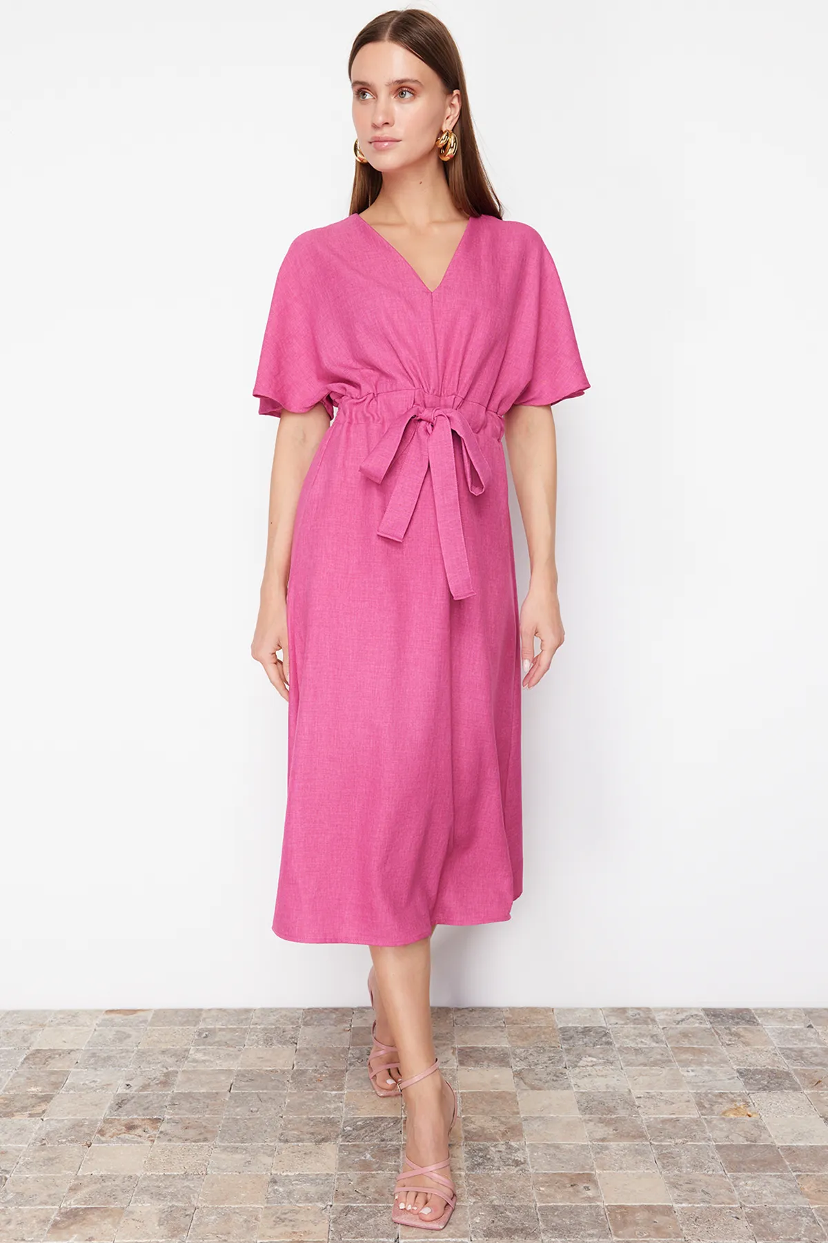 Trendyol Collection  Fuchsiafarbenes A-Linien-Midikleid aus Webstoff mit V-Ausschnitt und Bindedetail TWOSS23EL01543