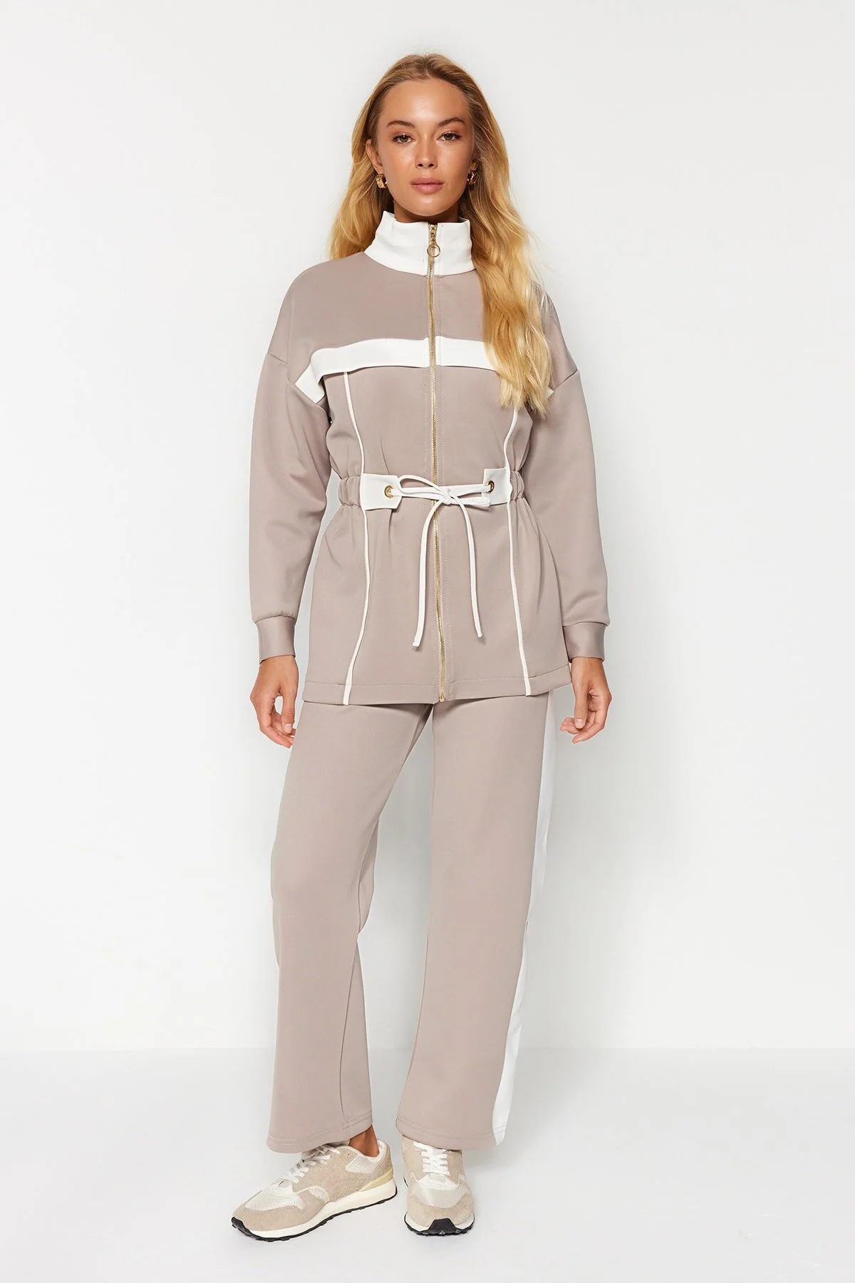 Trendyol Modest  Nerzfarbenes, ecrufarbenes Set aus Oberteil und Unterteil aus Scuba-Strick mit Paspelierung TCTAW24US00071