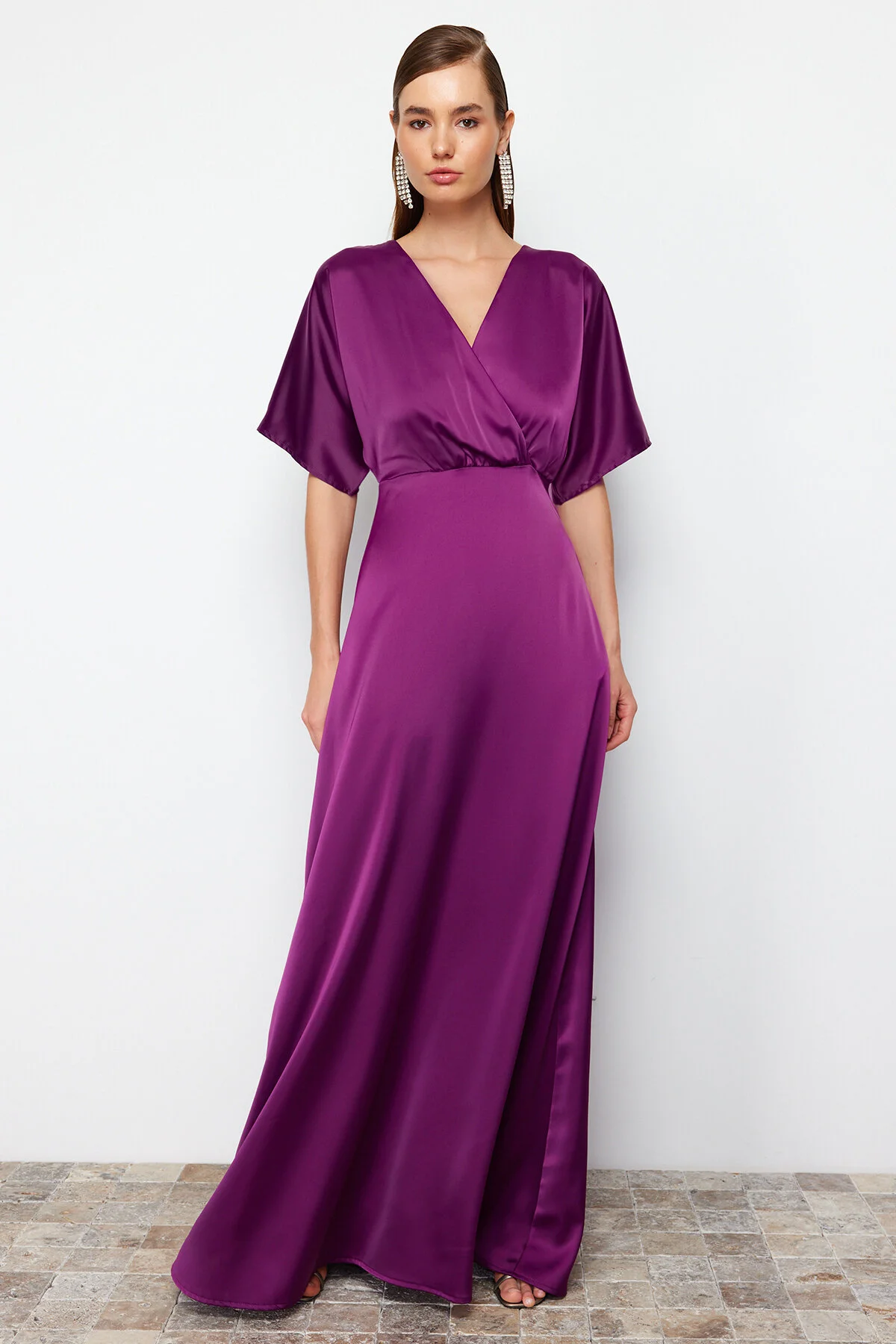 Trendyol Collection  Pflaumefarbenes Abendkleid mit Taillenöffnung/Skater-Webstoff, langes Nachtsatin TPRSS24AE00008