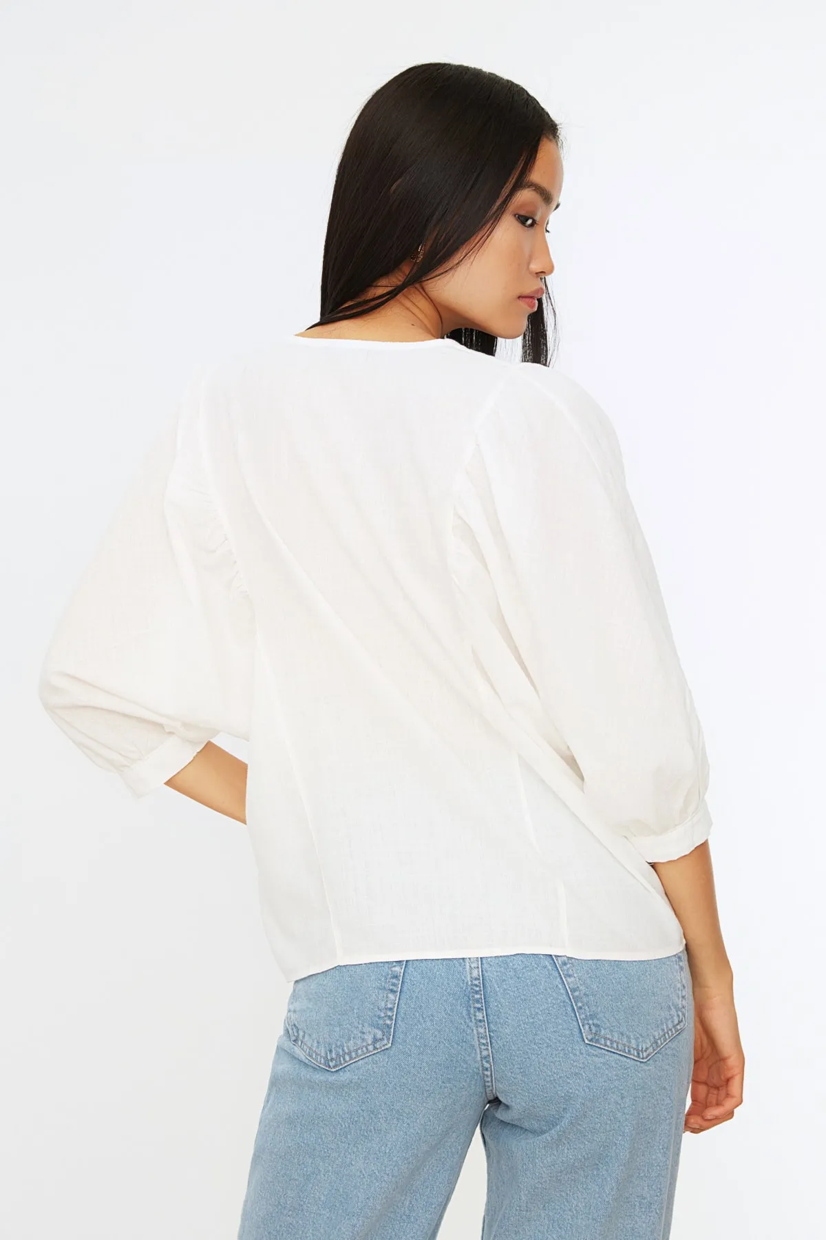 Trendyol Collection  Weißes gewebtes Hemd mit Fledermausärmeln - Regular Fit TWOSS20GO0076