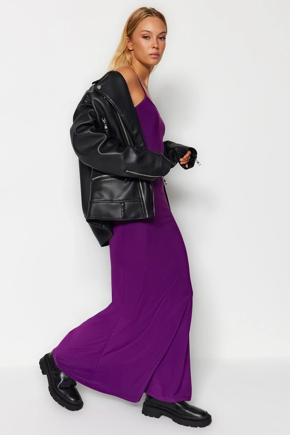 Trendyol Collection  Lilafarbenes, tailliertes Maxi-Bleistiftkleid aus flexiblem Strick mit Trägern TWOSS23EL02435