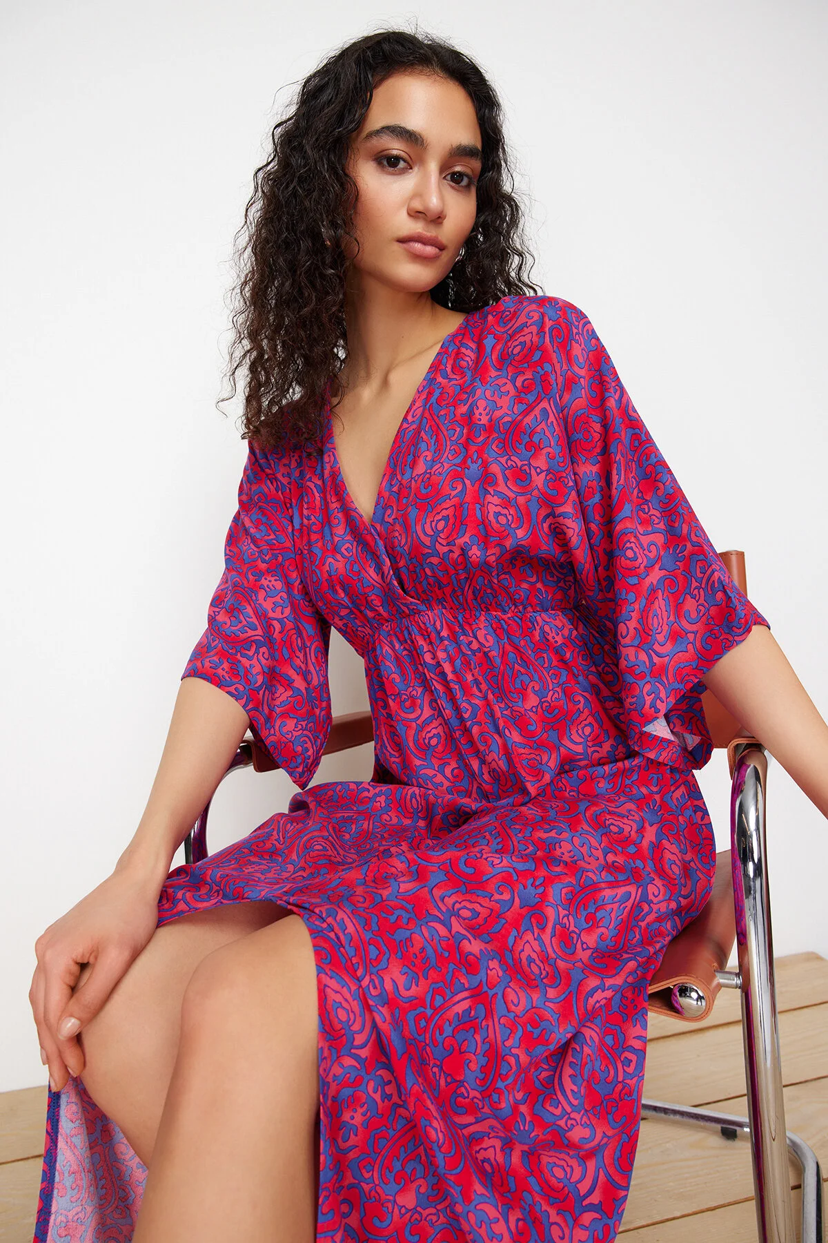 Trendyol Collection  Fuchsiafarbenes A-Linien-Midikleid aus Webstoff mit Blumenmuster, Zweireiher-Kragen TWOSS24EL00913