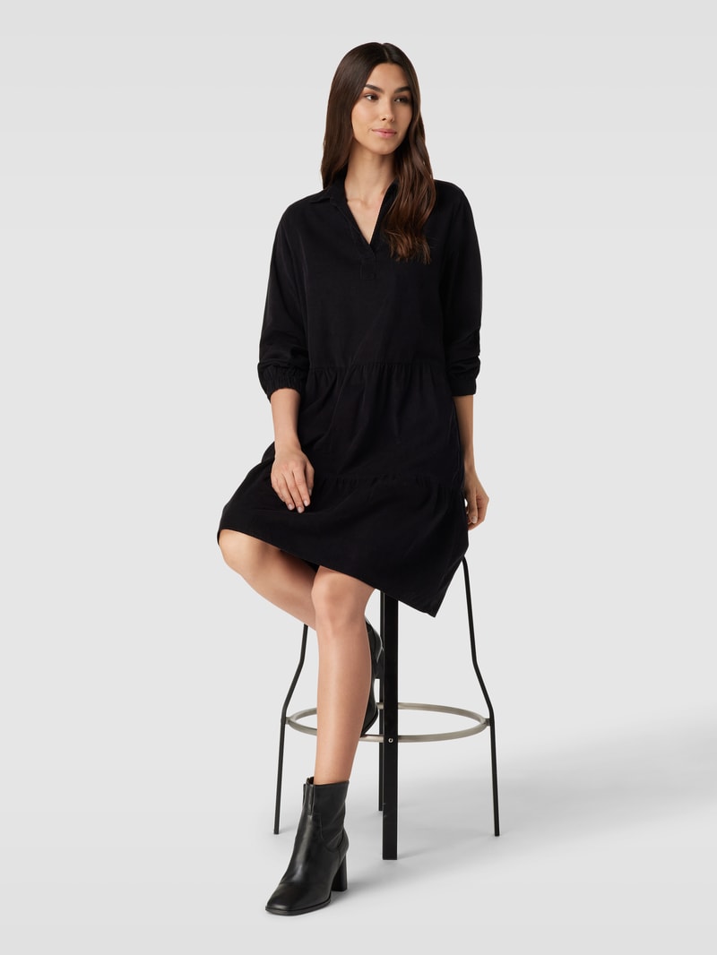 Knielanges Kleid aus Cord im Stufen-Look in schwarz