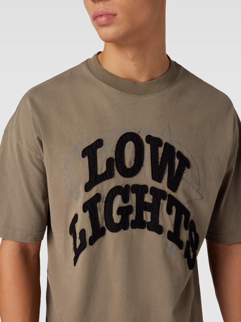 T-Shirt mit Label-Stitching und überschnittenen Schultern in anthrazit