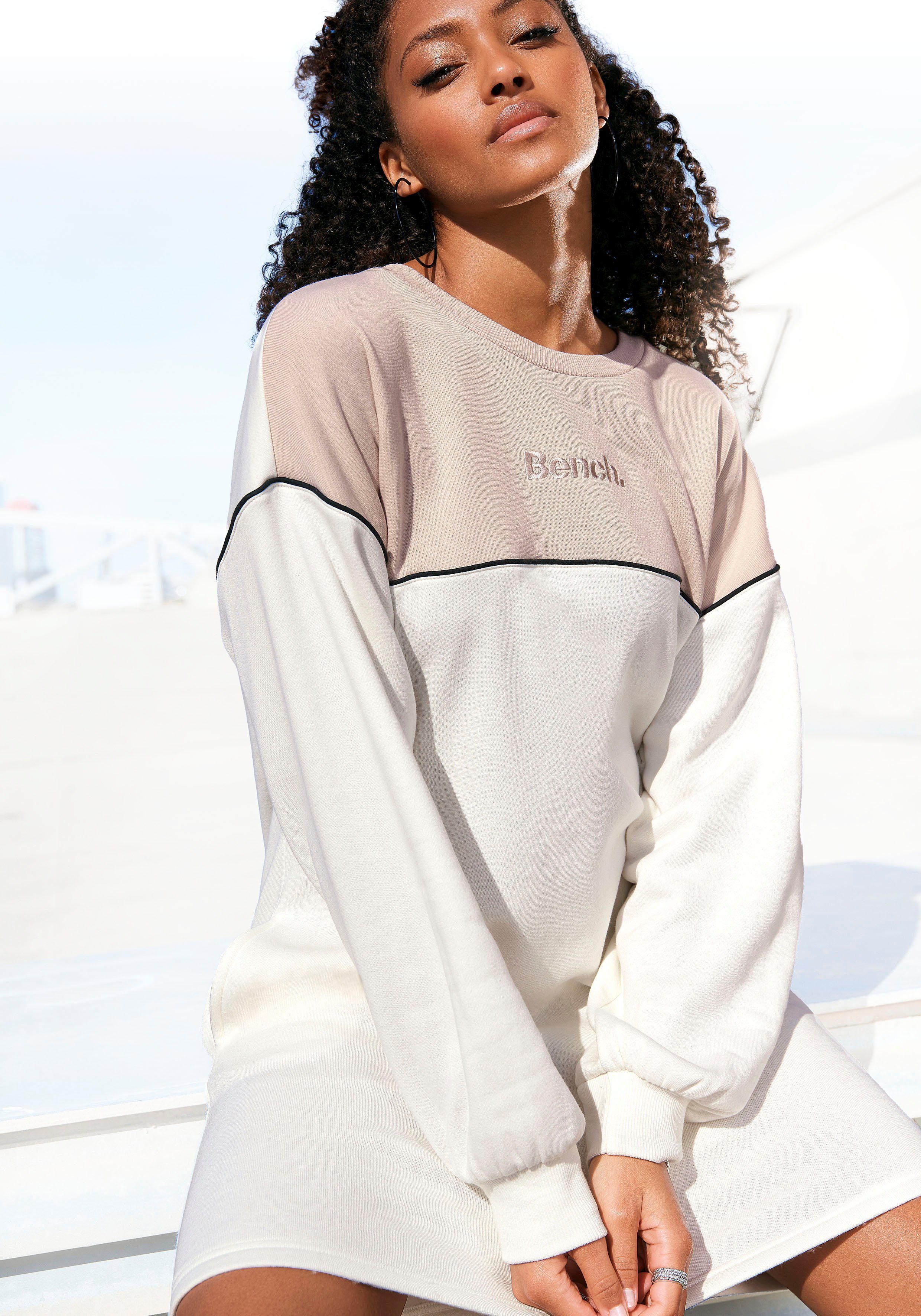 Bench. Sweatkleid in zwei Farben mit Logostickerei