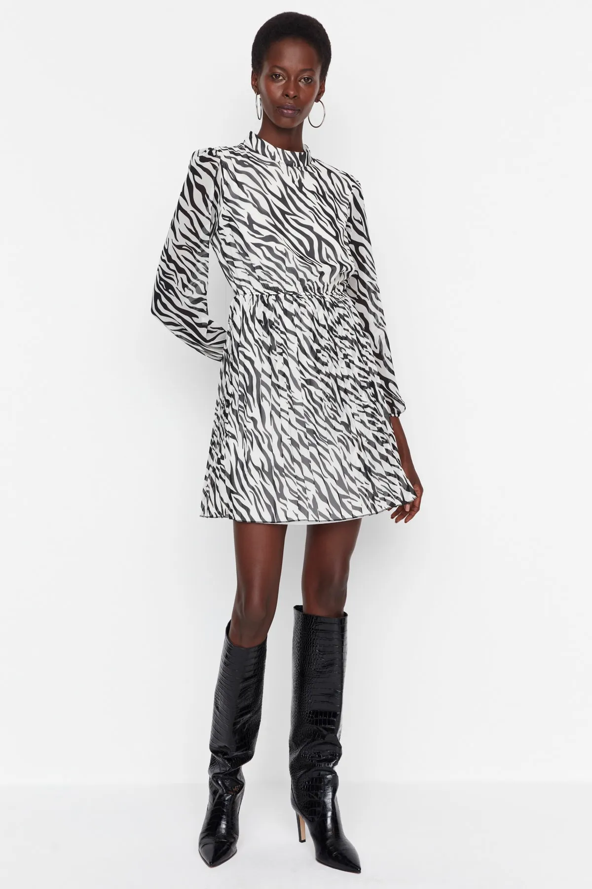 Trendyol Collection  Schwarzes, plissiertes Mini-Webkleid in A-Linie TWOAW21EL1009