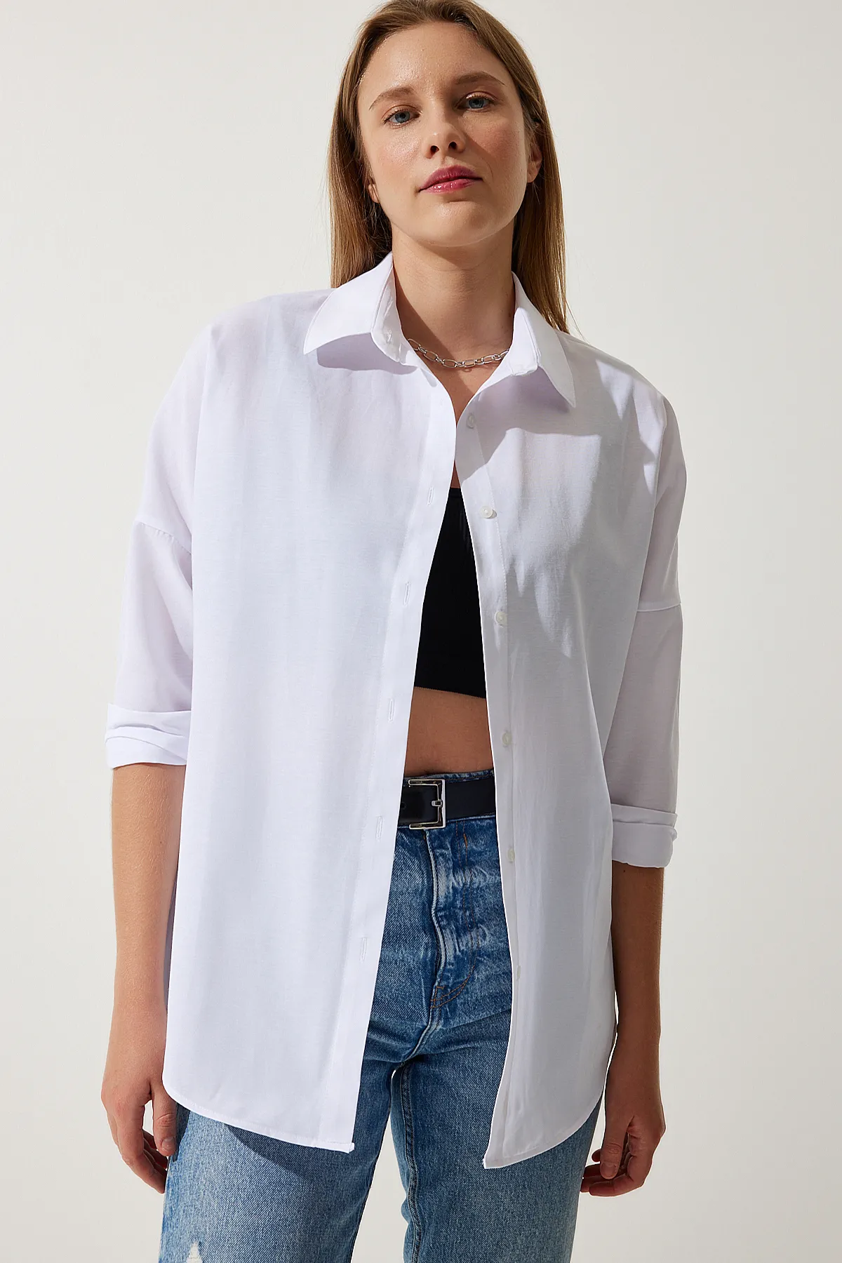 Happiness İstanbul  Weißes Oversize-Lang-Basic-Shirt für Damen DD00842