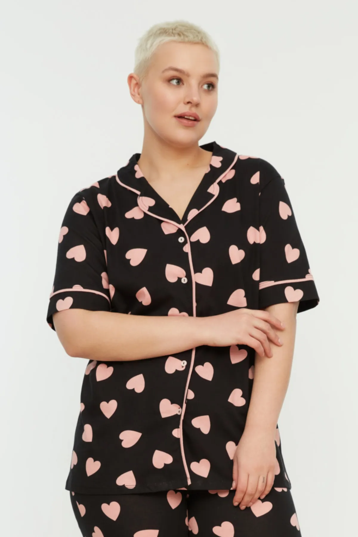 Trendyol Curve  Mehrfarbiges Pyjama-Set mit Herzmuster und Strickpaspelierung TBBSS22PT0224