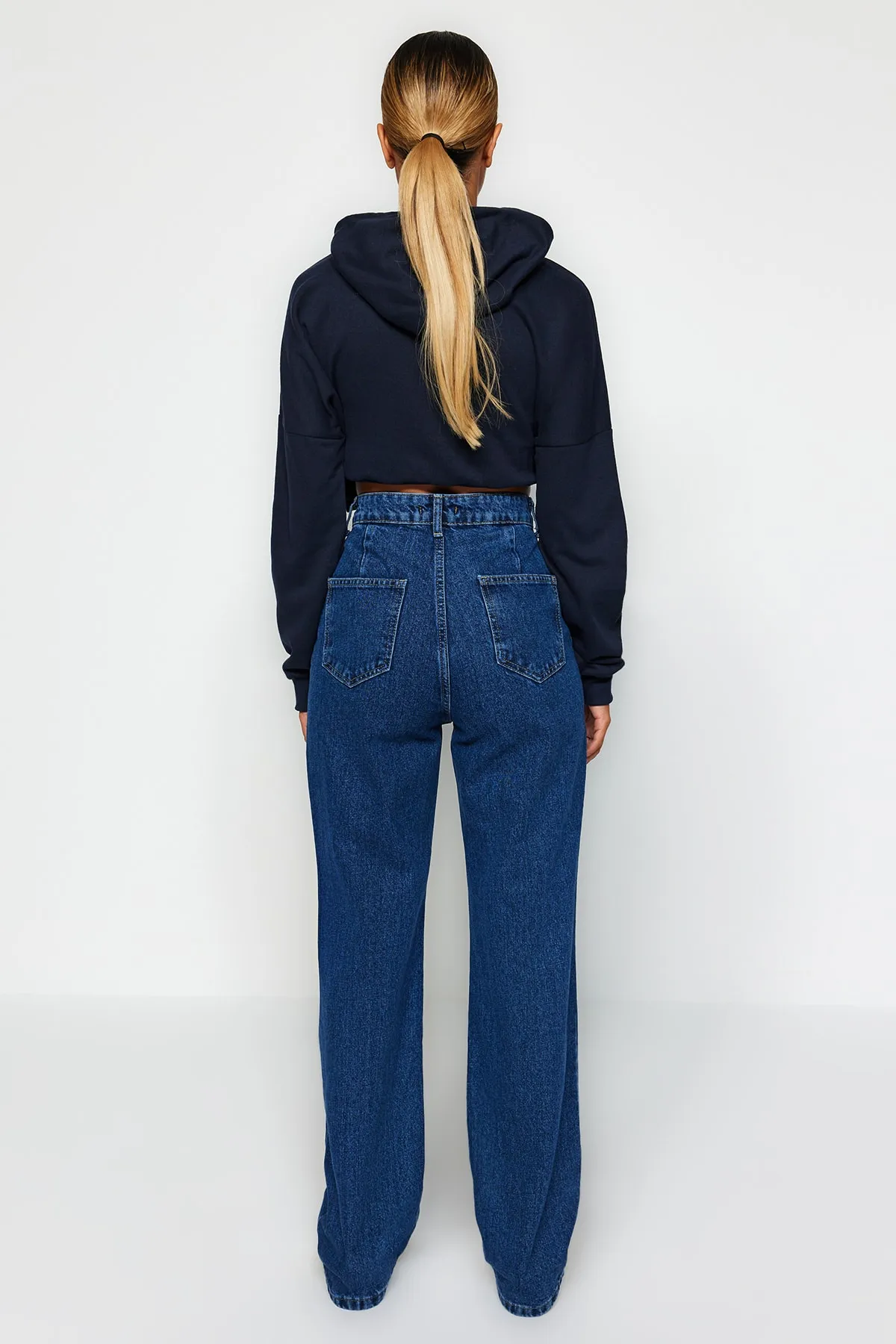Trendyol Collection  Marineblaue Jeans mit hoher Taille und weitem Bein und Taschendetail TWOAW22JE0595