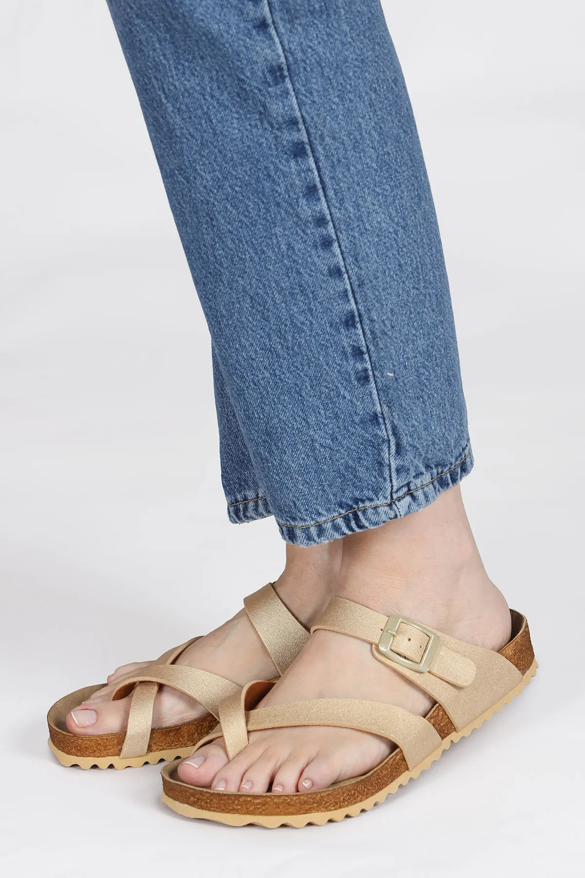 Jump  50008 Damen-Flip-Flops mit einer Schnalle in Goldfarbe