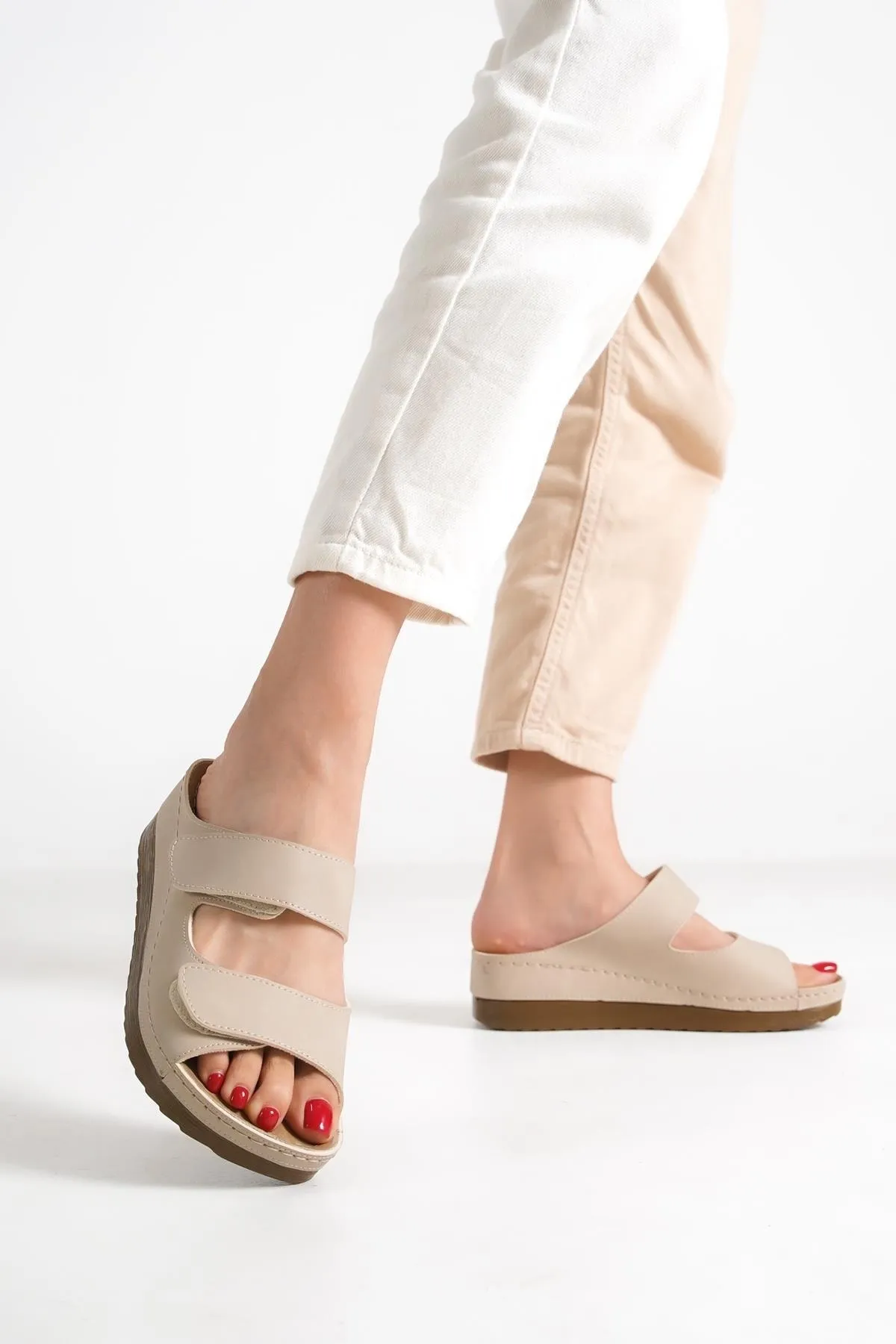 Capone Outfitters  Anatomisch weiche, bequeme Mutterhausschuhe mit Keilabsatz