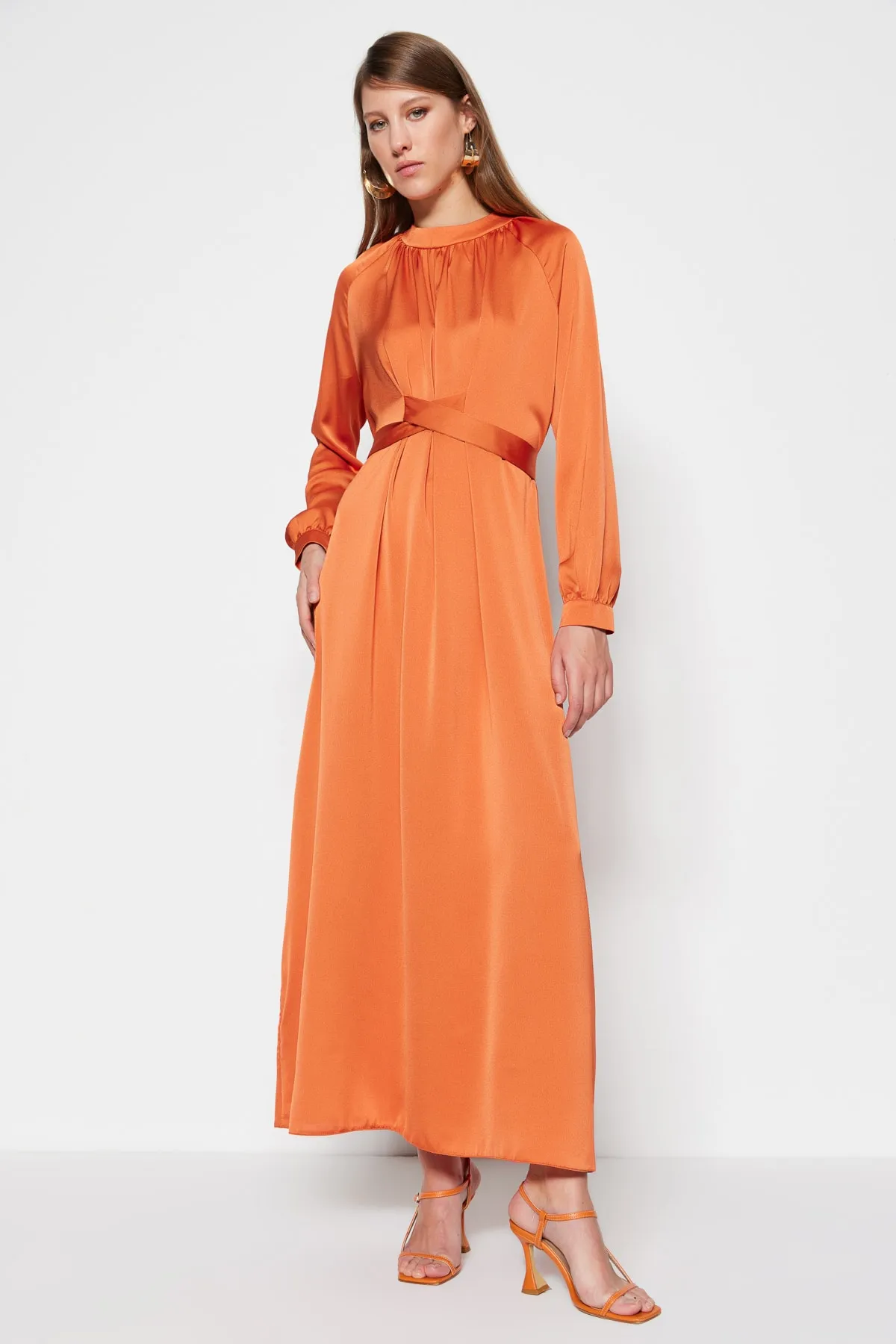 Trendyol Modest  Orangefarbenes Abendkleid aus Satin mit Gürtel TCTSS23DB00038