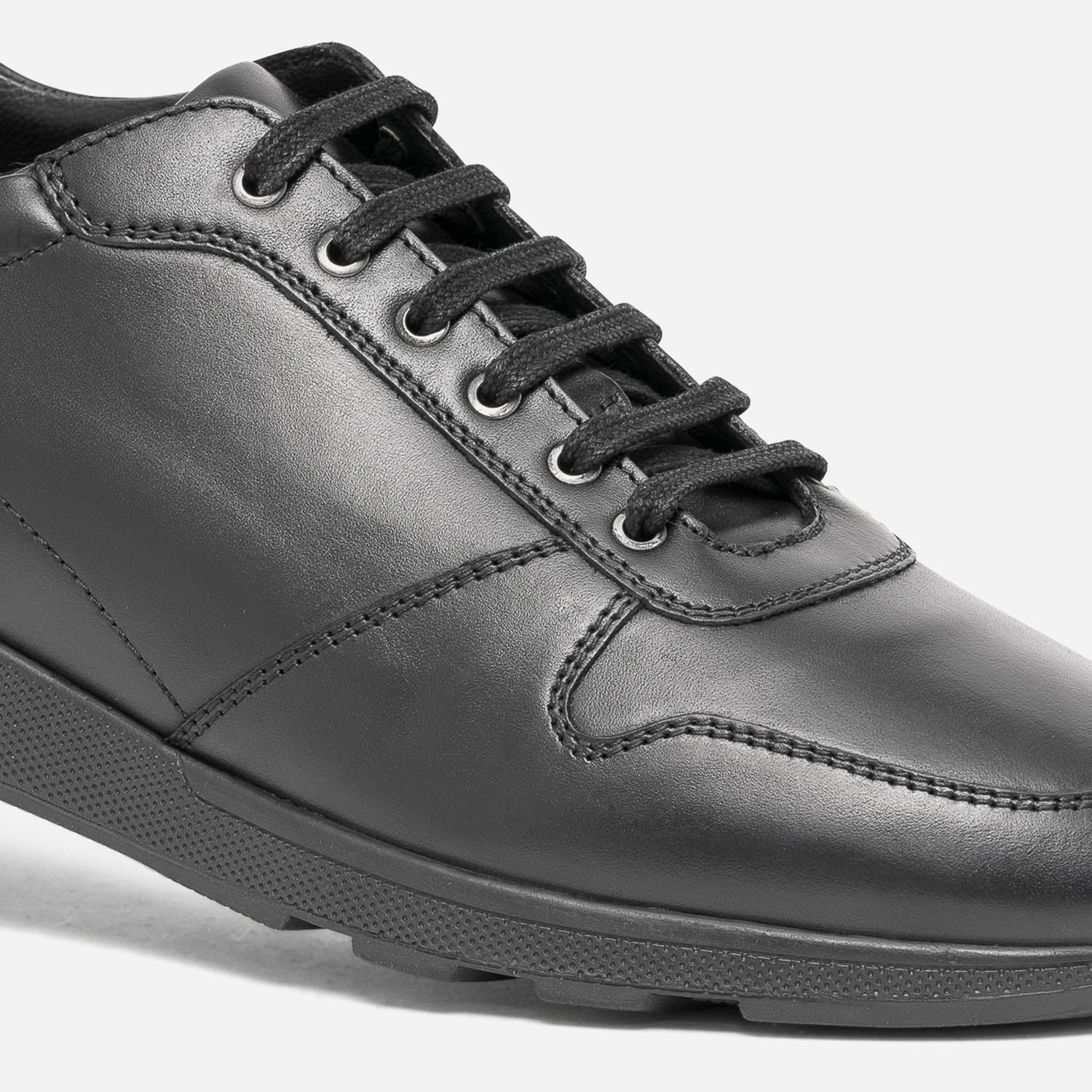 Tennis noire en cuir