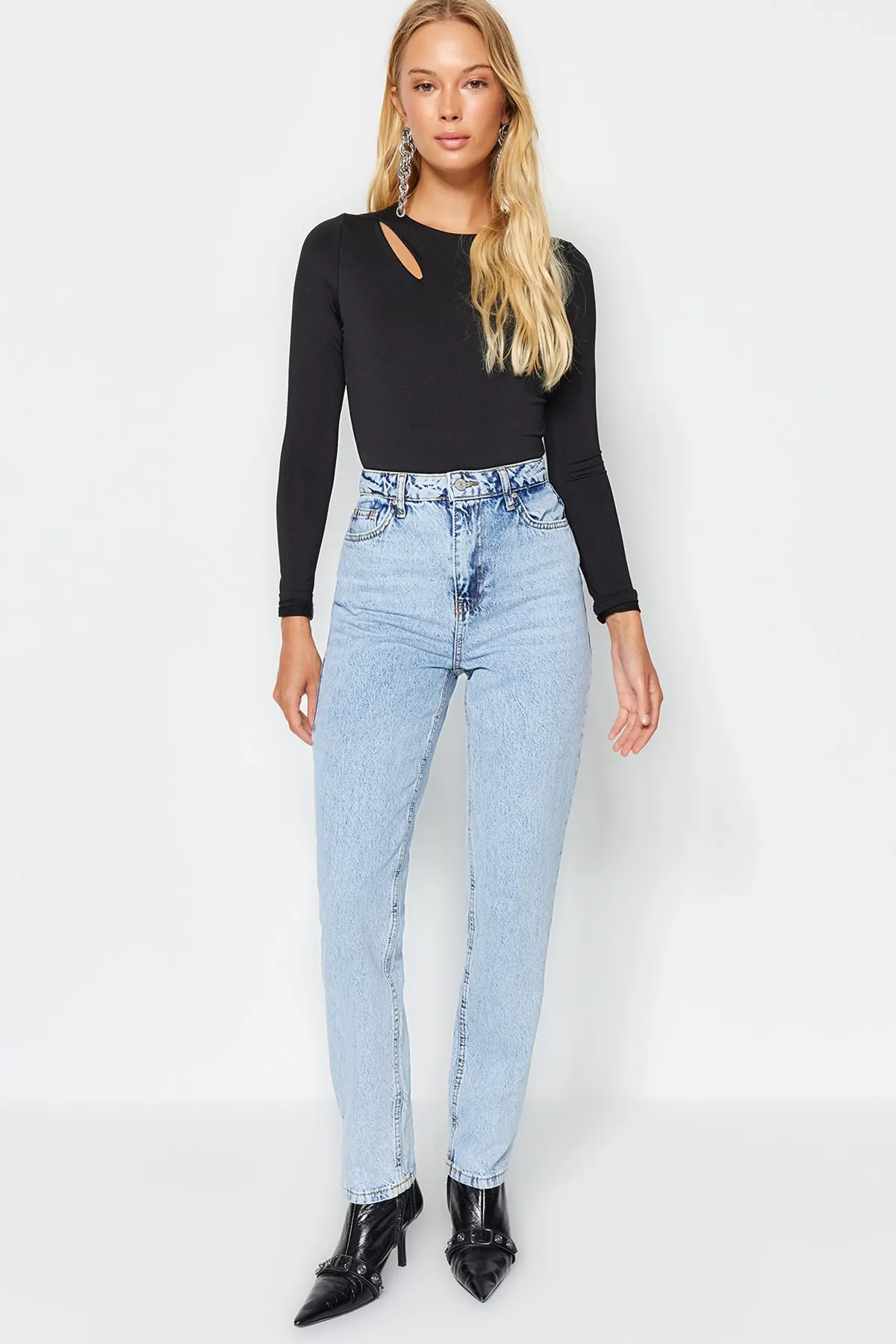 Trendyol Collection  Blaue gerade Jeans mit hoher Taille TWOSS22JE0250