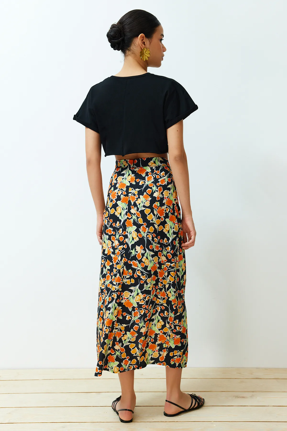 Trendyol Collection  Mehrfarbiger Midi-Webrock mit Schlitz und Blumenmuster aus Viskosestoff TWOSS24ET00126