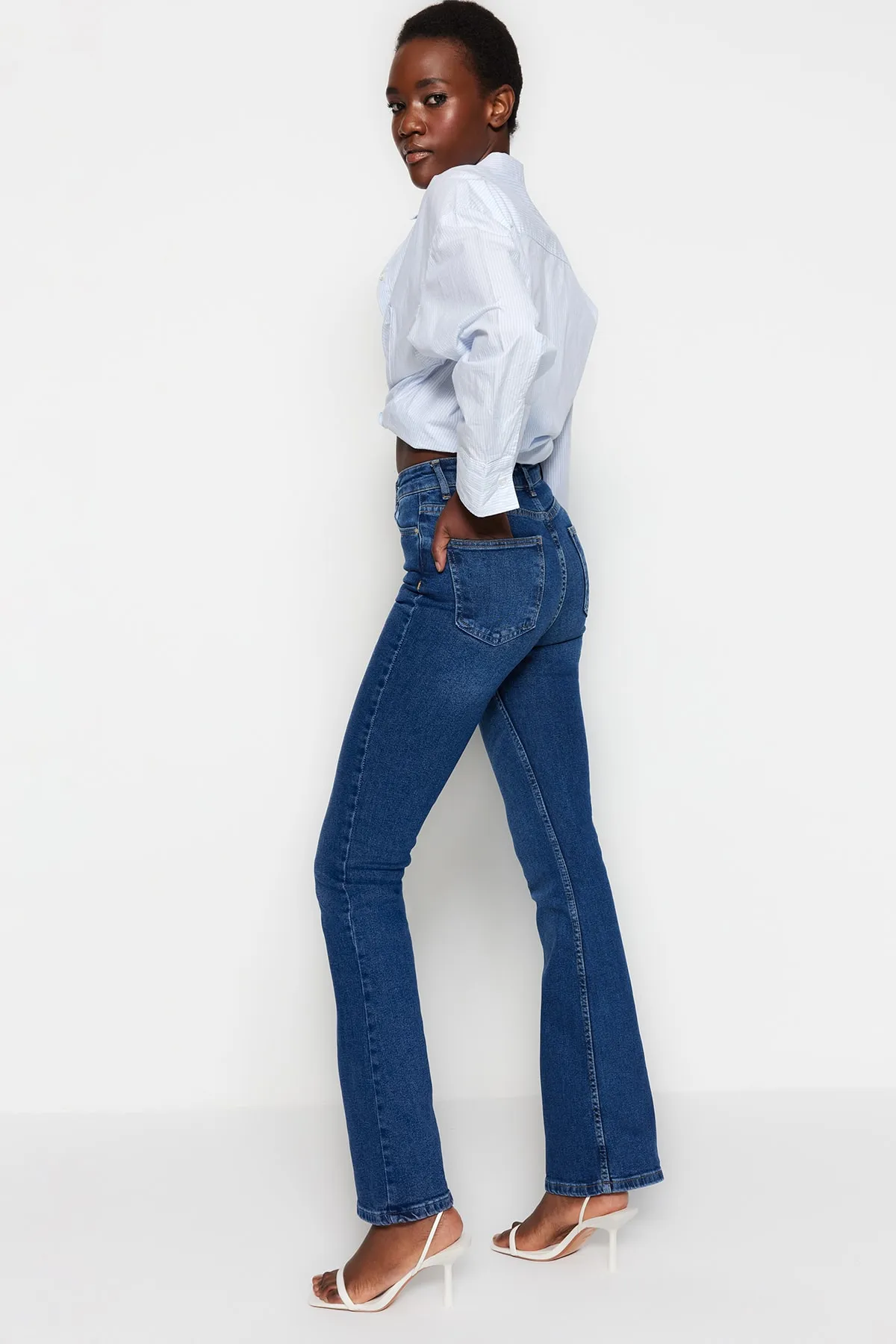 Trendyol Collection  Dunkelblaue Schlagjeans mit hoher Taille TWOSS23JE00063