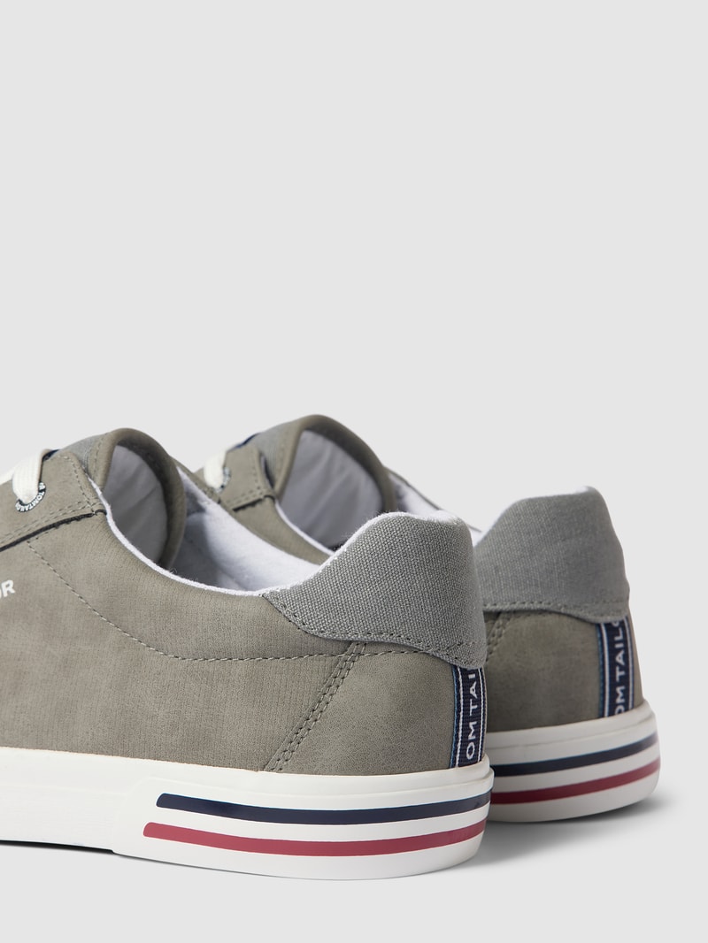 Sneaker mit Label-Details in hellgrau
