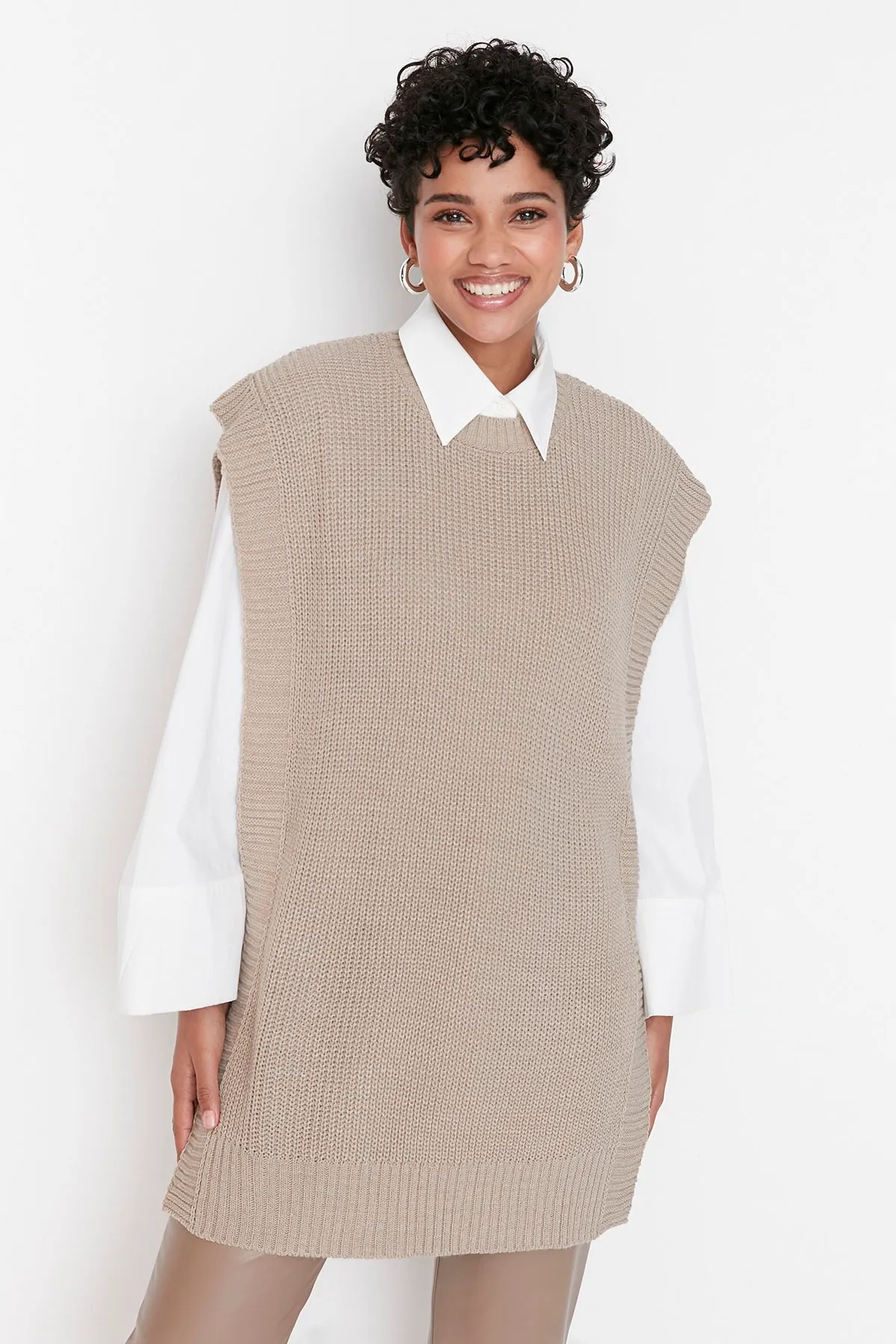 Trendyol Modest  Nerzfarbener Strickpullover mit seitlichem Schlitzdetail TCTAW23SV00010