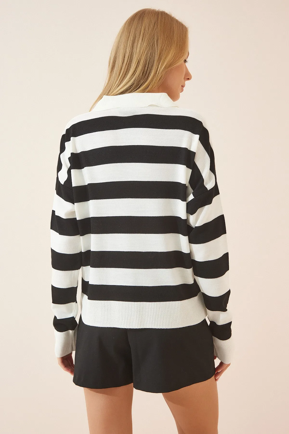 Happiness İstanbul  Ecru-schwarzer Strickpullover mit Polokragen und Streifen für Damen BV00008