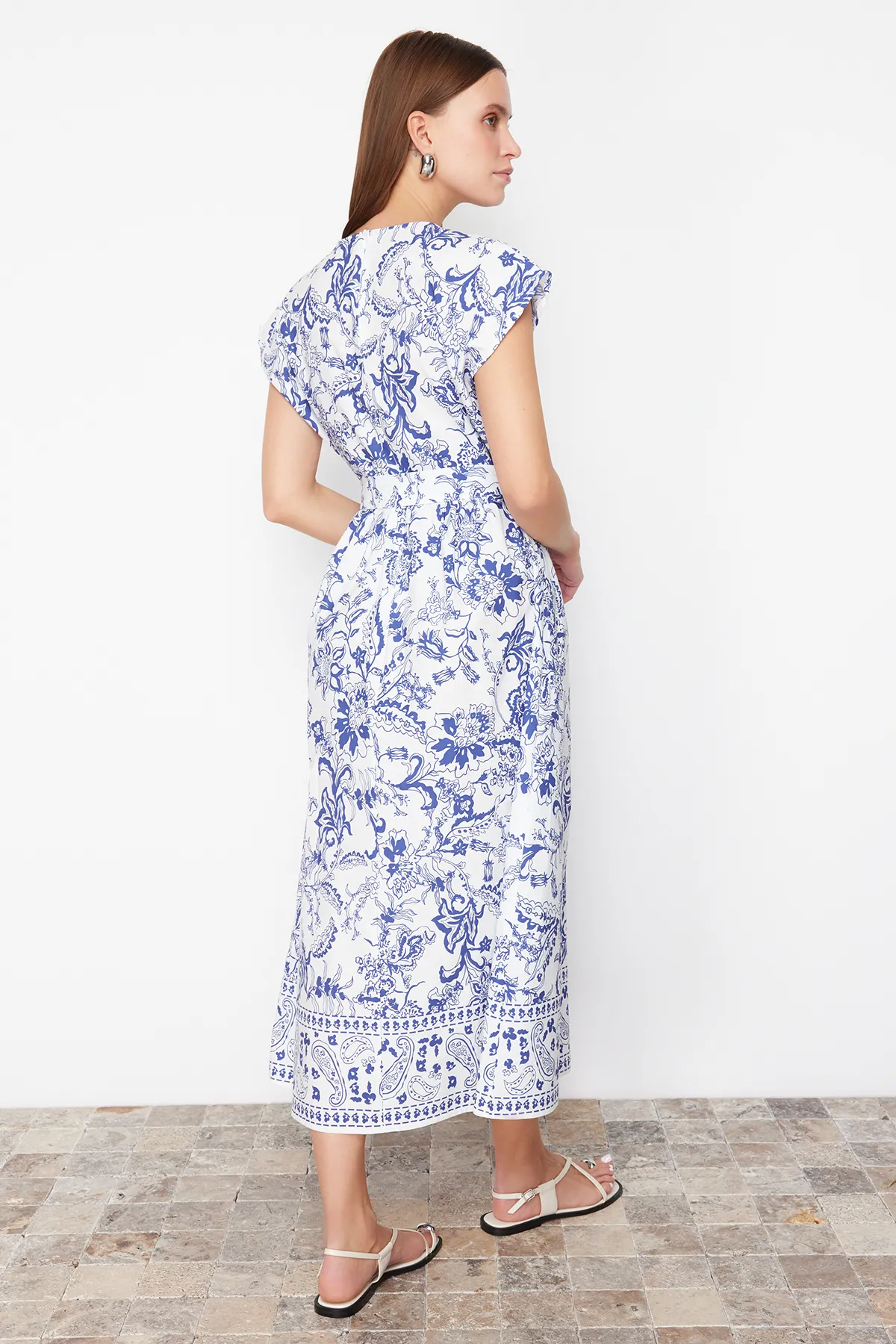 Trendyol Collection  Blaues Midikleid mit V-Ausschnitt und Gürtel und Blumenmuster - 100 % Baumwolle TWOSS24EL00534
