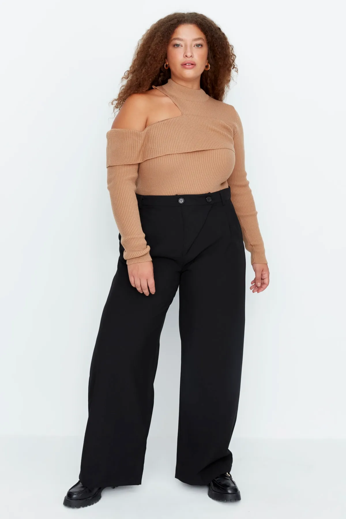 Trendyol Curve  Schwarze gewebte Hose mit asymmetrischer Knopfleiste und doppeltem Knopf TBBAW23AR00038