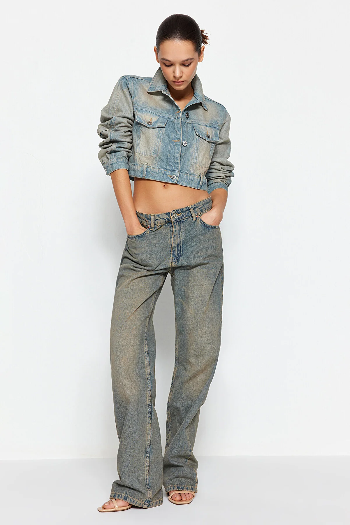 Trendyol Collection  Jeans mit niedriger Taille und weitem Bein in blassblauem Vintage-Effekt TWOSS24JE00021