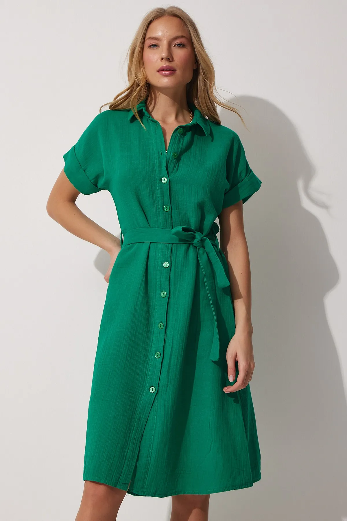 Happiness İstanbul  Grünes Leinenhemdkleid mit Gürtel für Damen MX00046